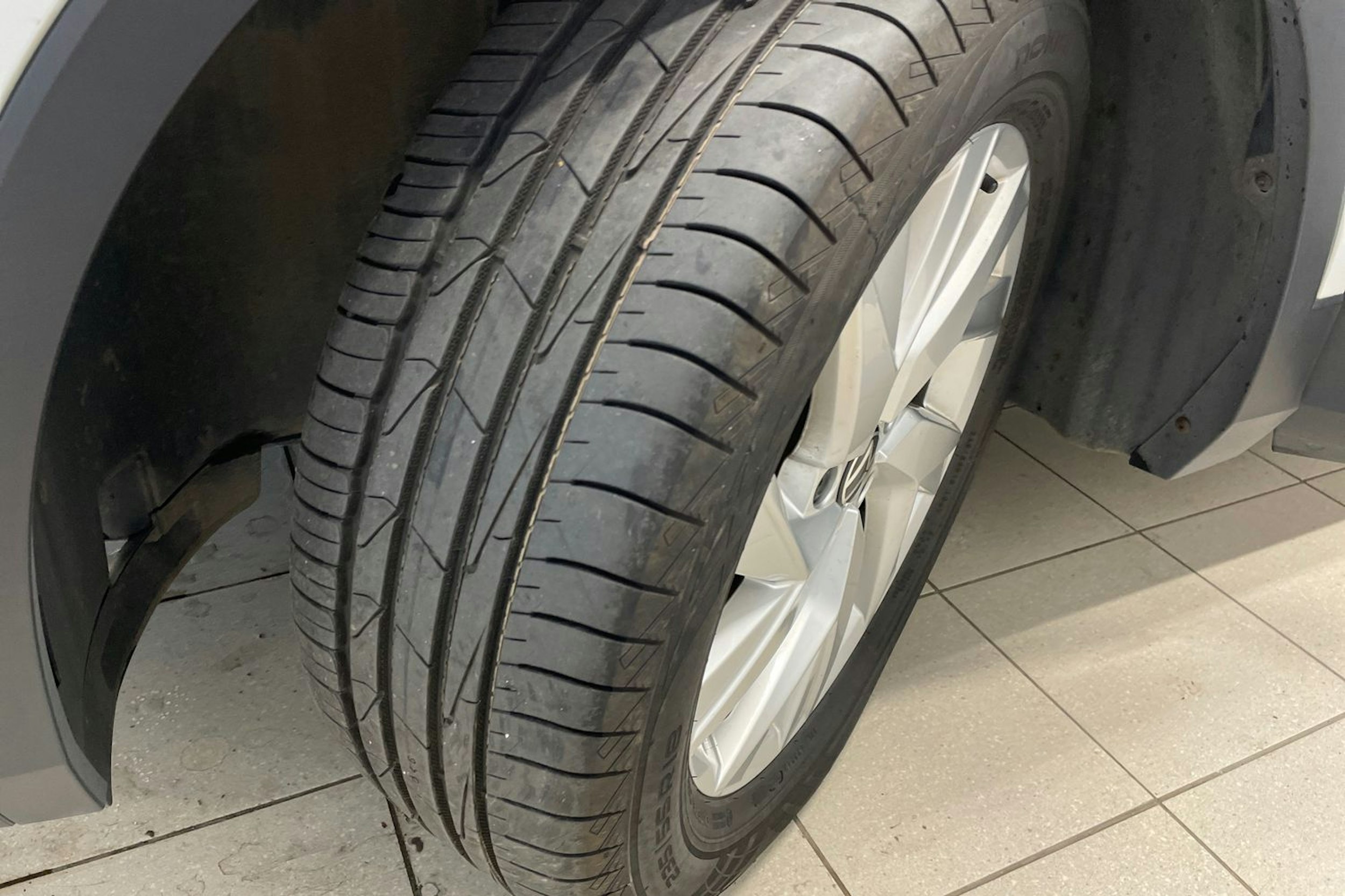 Valkoinen Volkswagen Tiguan 2021 kuva 13.