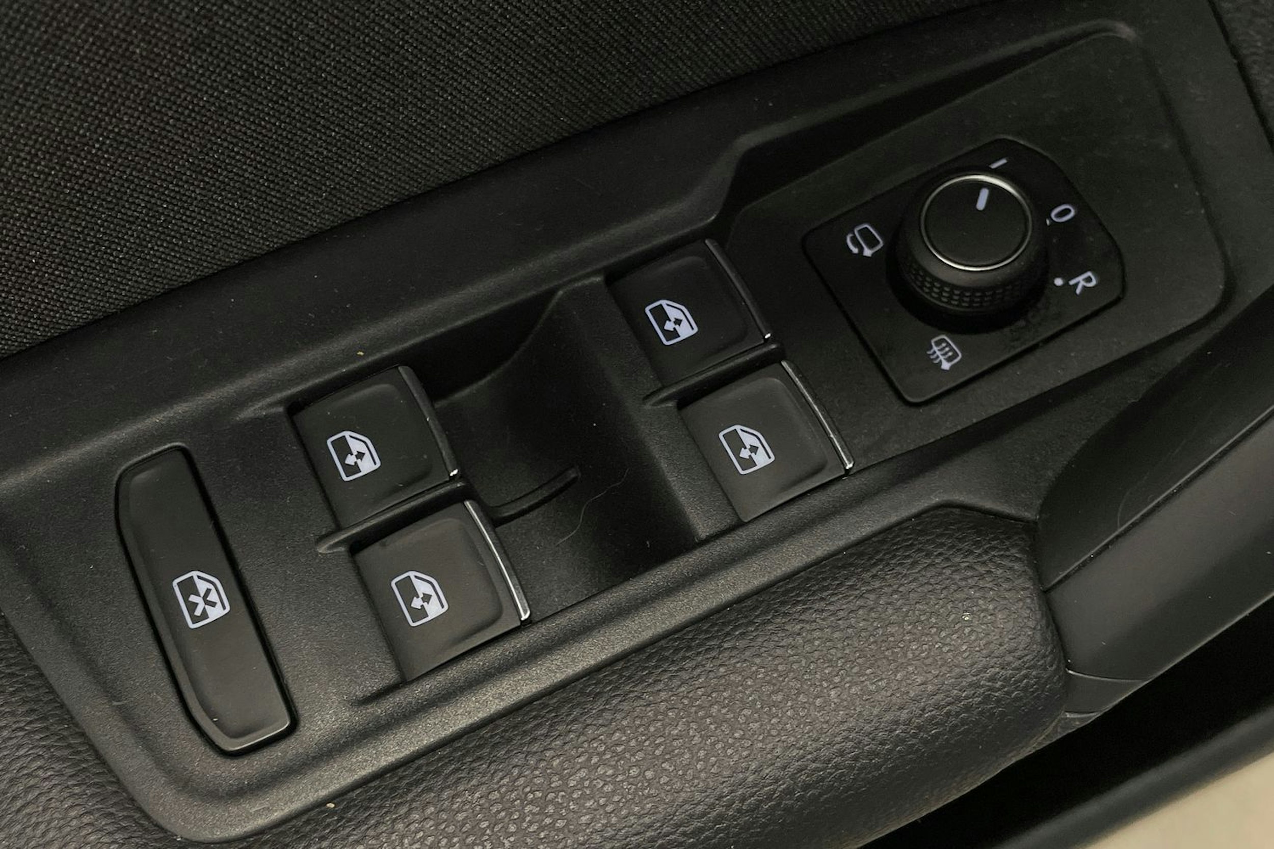 Valkoinen Volkswagen Tiguan 2021 kuva 14.