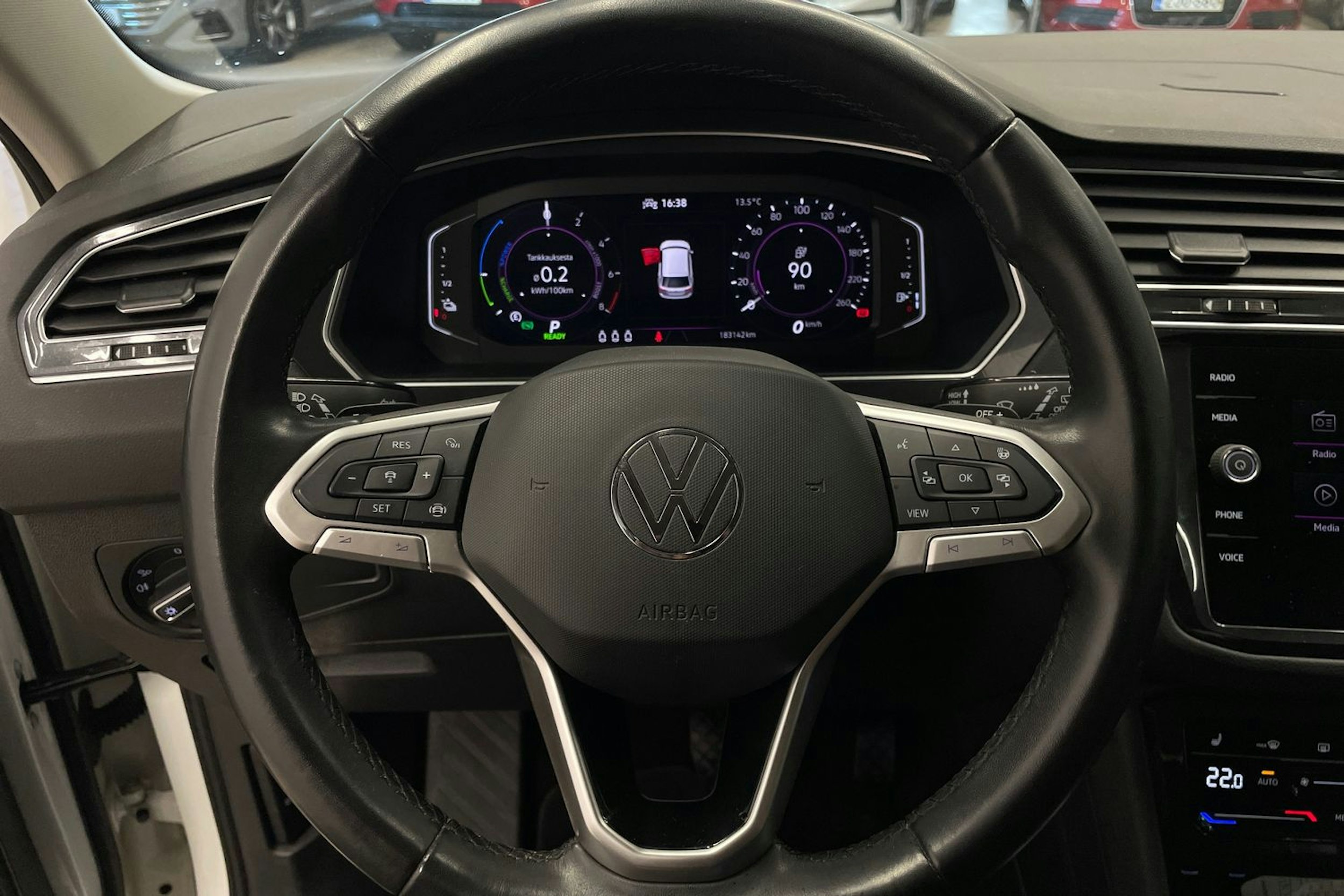 Valkoinen Volkswagen Tiguan 2021 kuva 16.