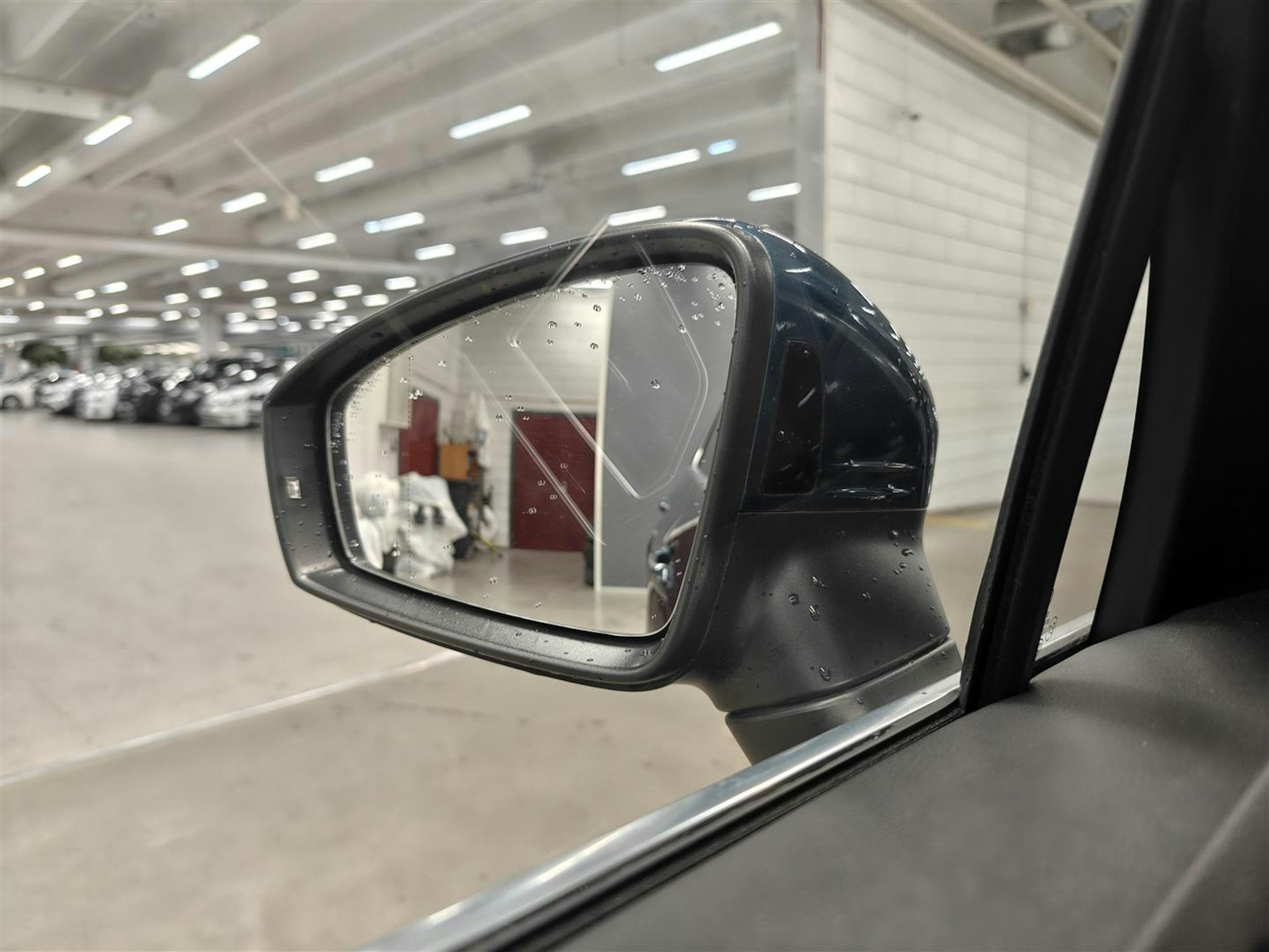 sininen Volkswagen Tiguan 2021 kuva 19.