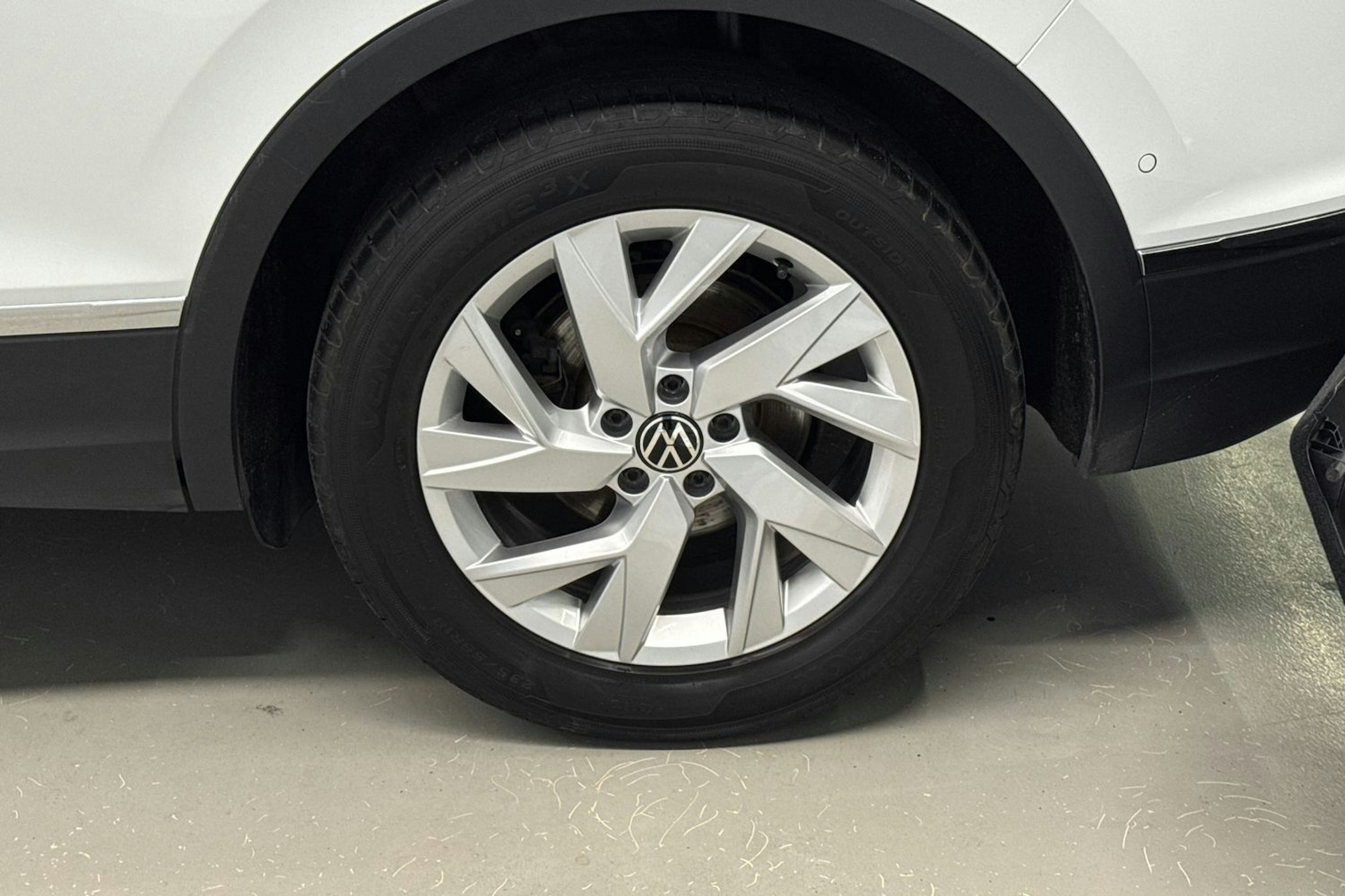 valkoinen Volkswagen Tiguan 2022 kuva 13.
