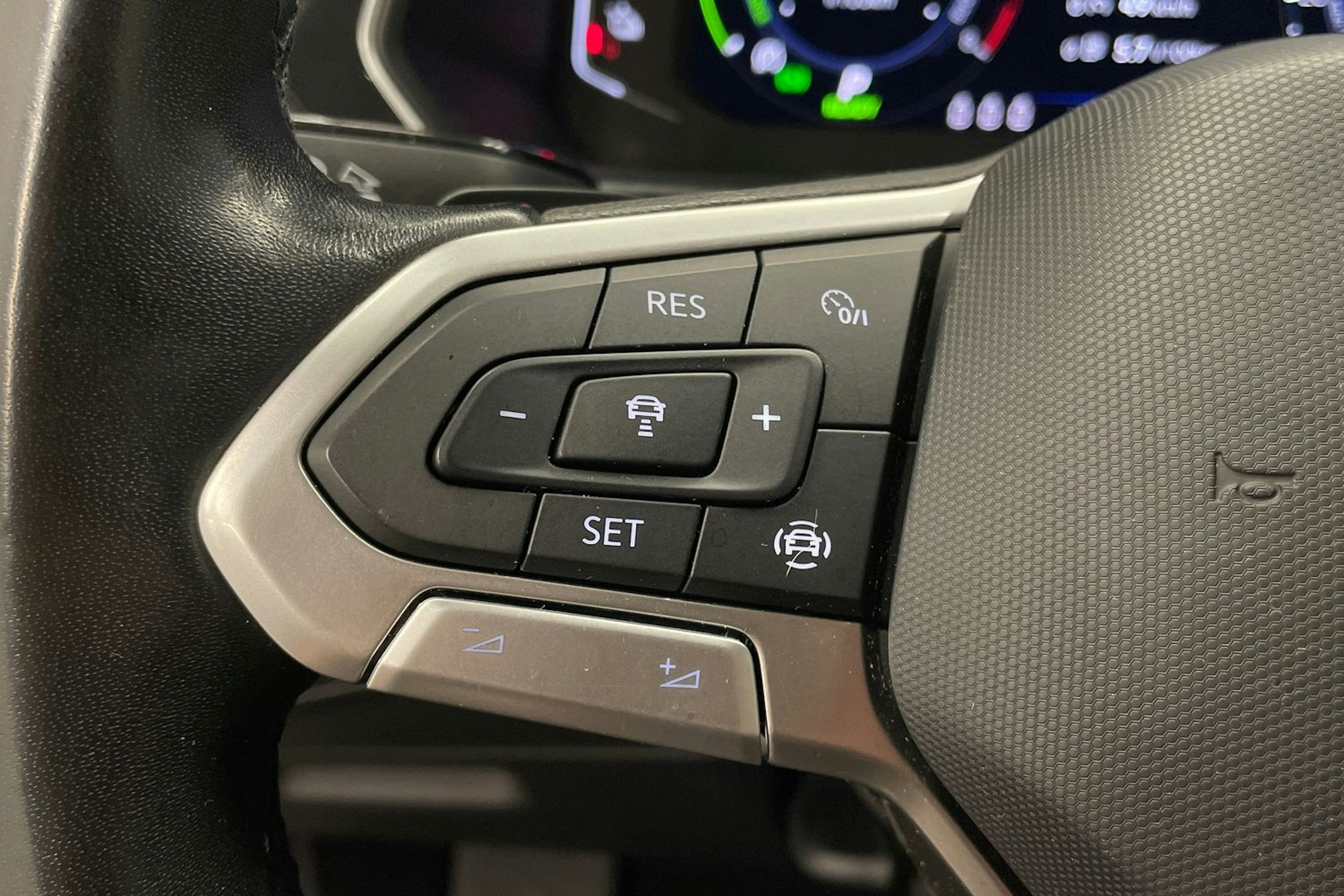 Harmaa Volkswagen Tiguan 2022 kuva 16.