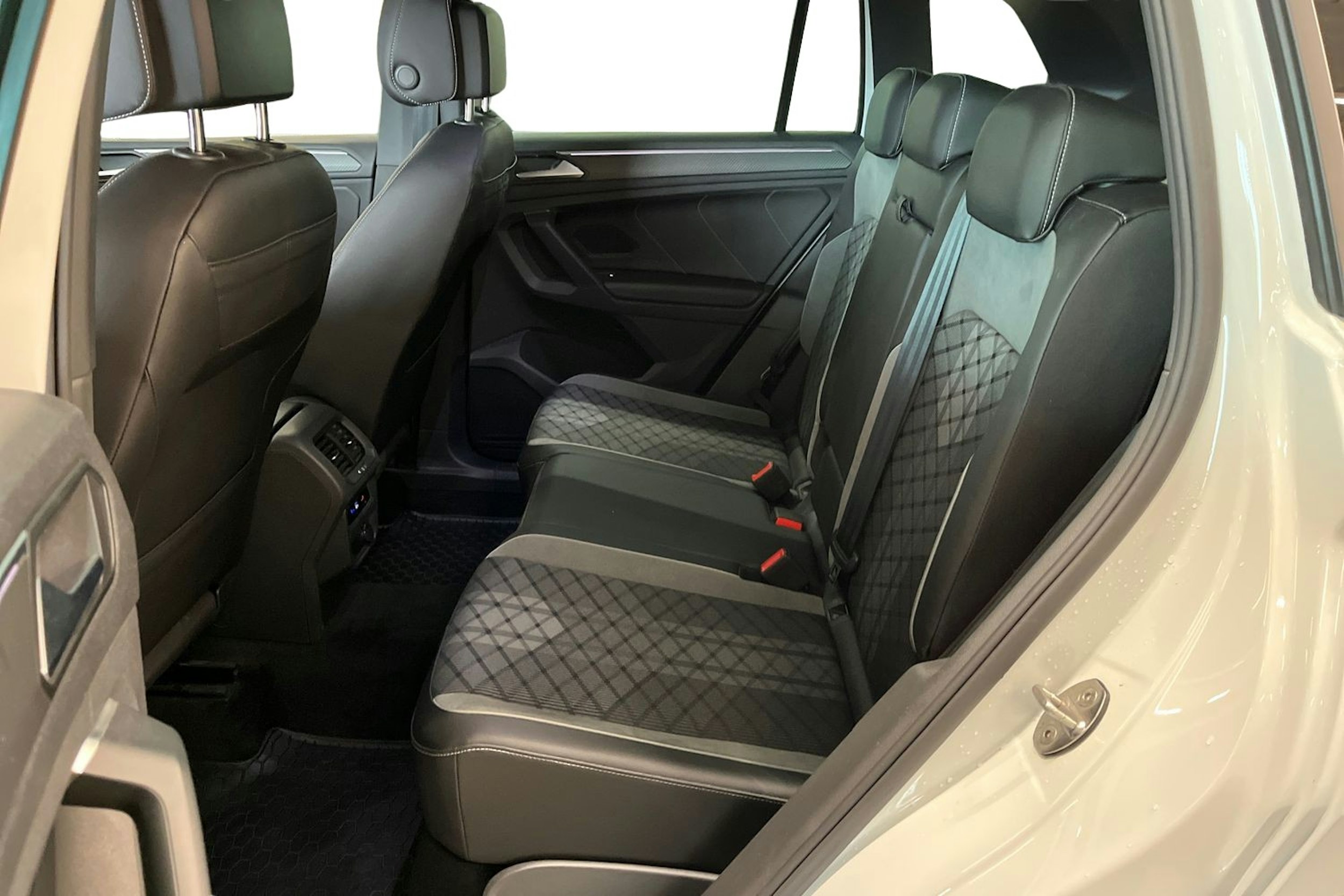valkoinen Volkswagen Tiguan 2022 kuva 10.