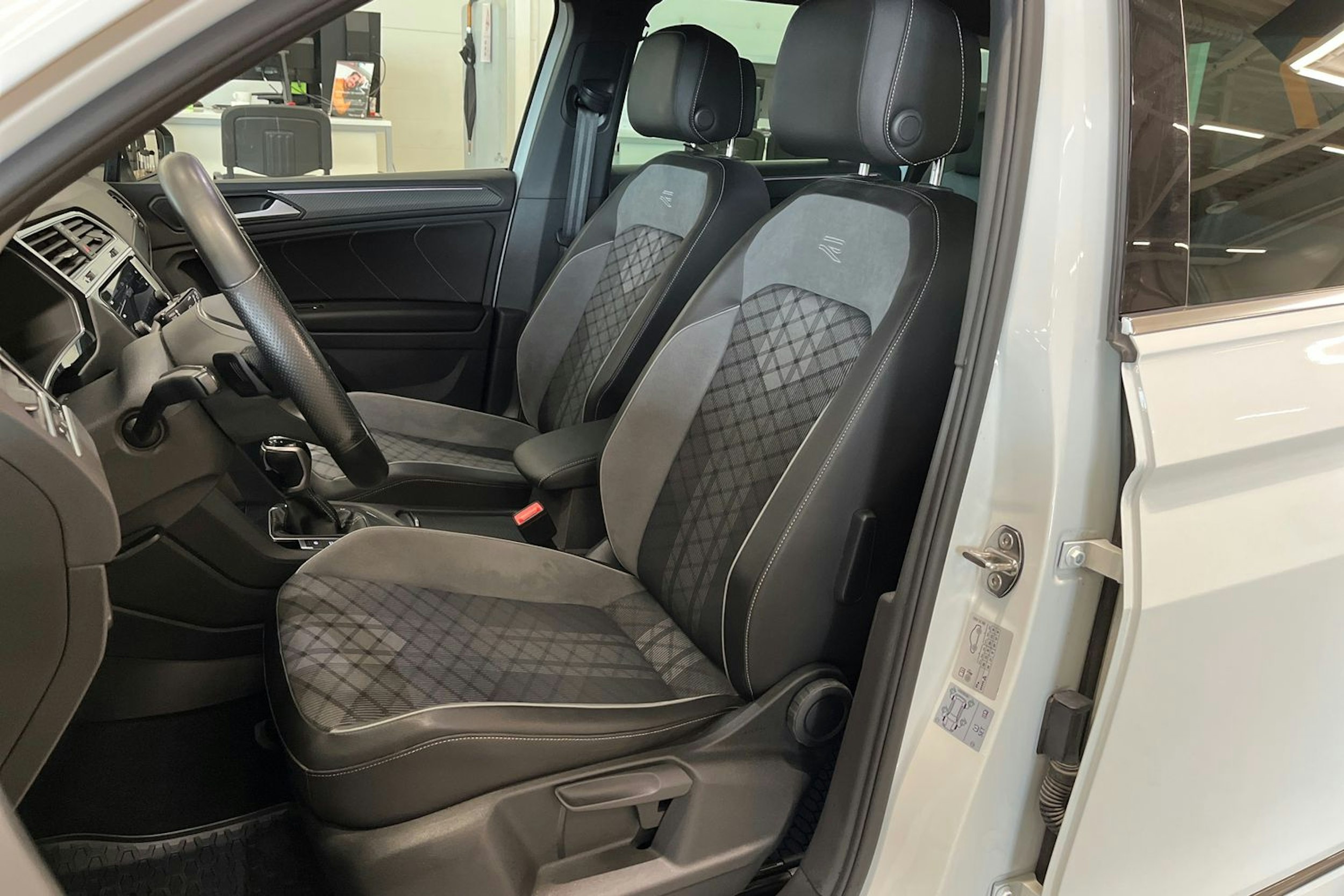 valkoinen Volkswagen Tiguan 2022 kuva 14.