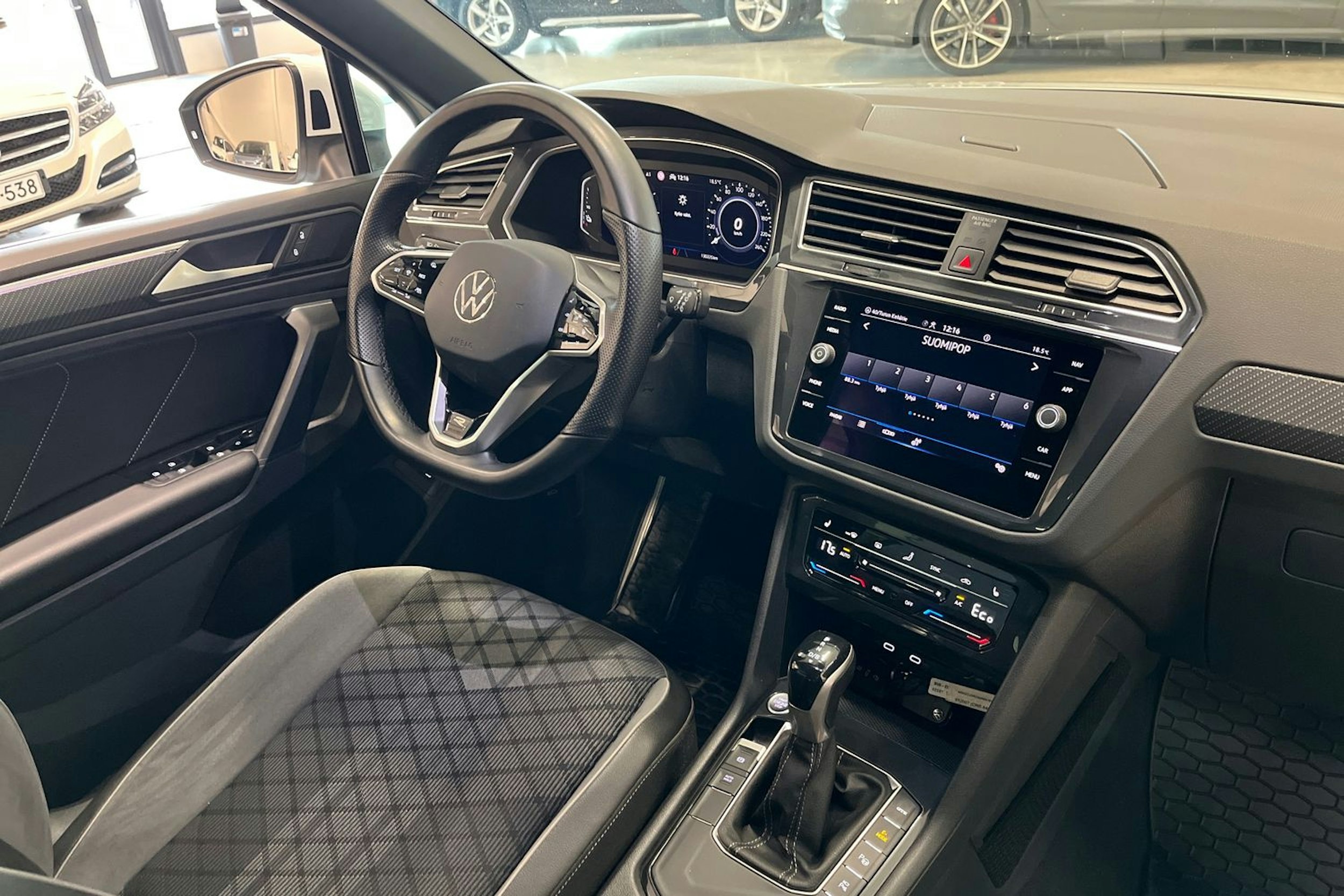 valkoinen Volkswagen Tiguan 2022 kuva 17.