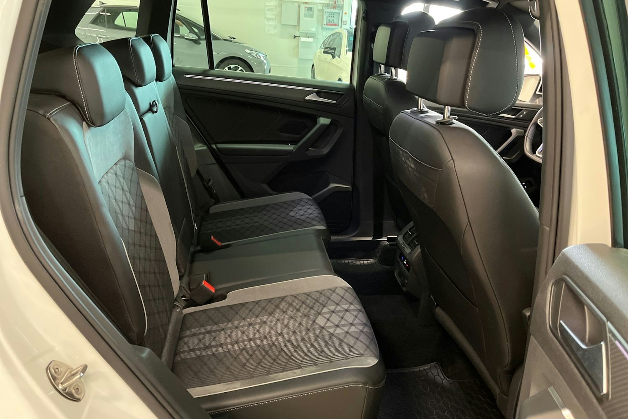 valkoinen Volkswagen Tiguan 2022 kuva 18.