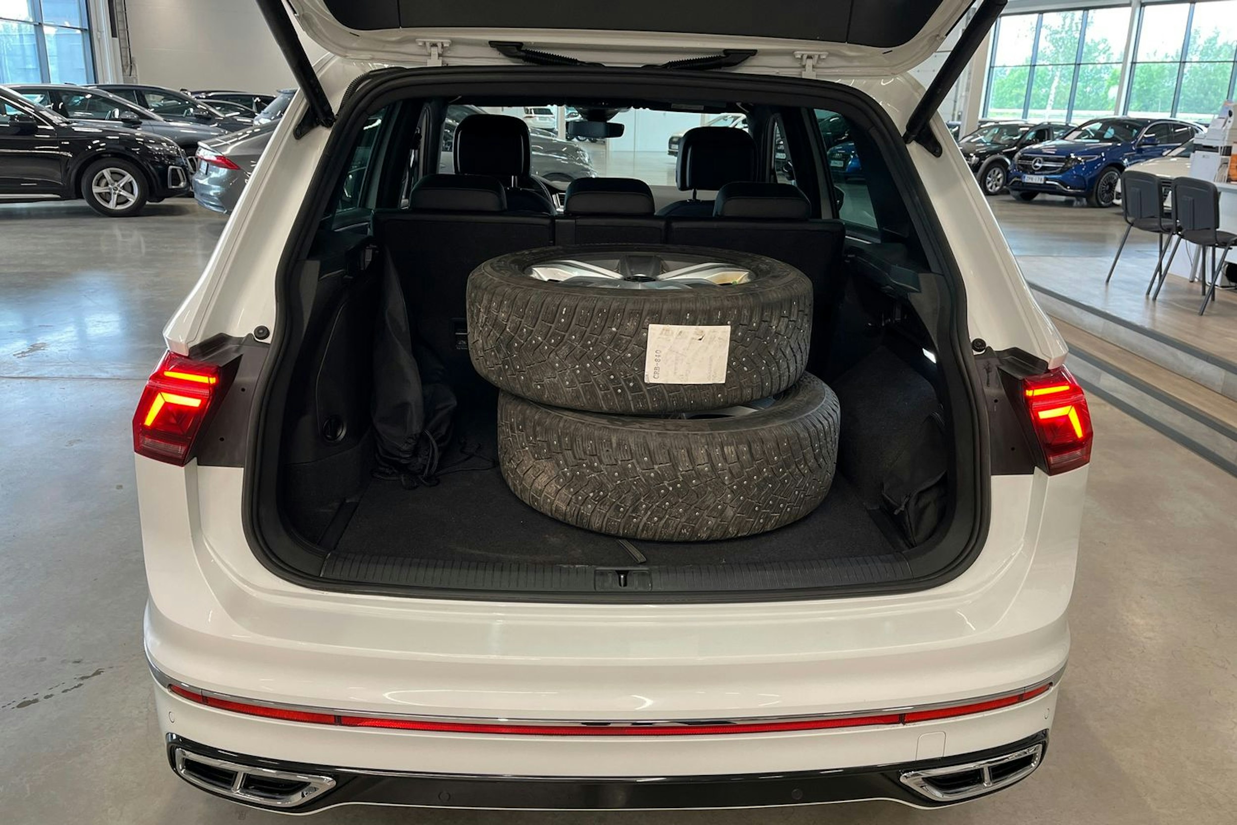 valkoinen Volkswagen Tiguan 2022 kuva 34.