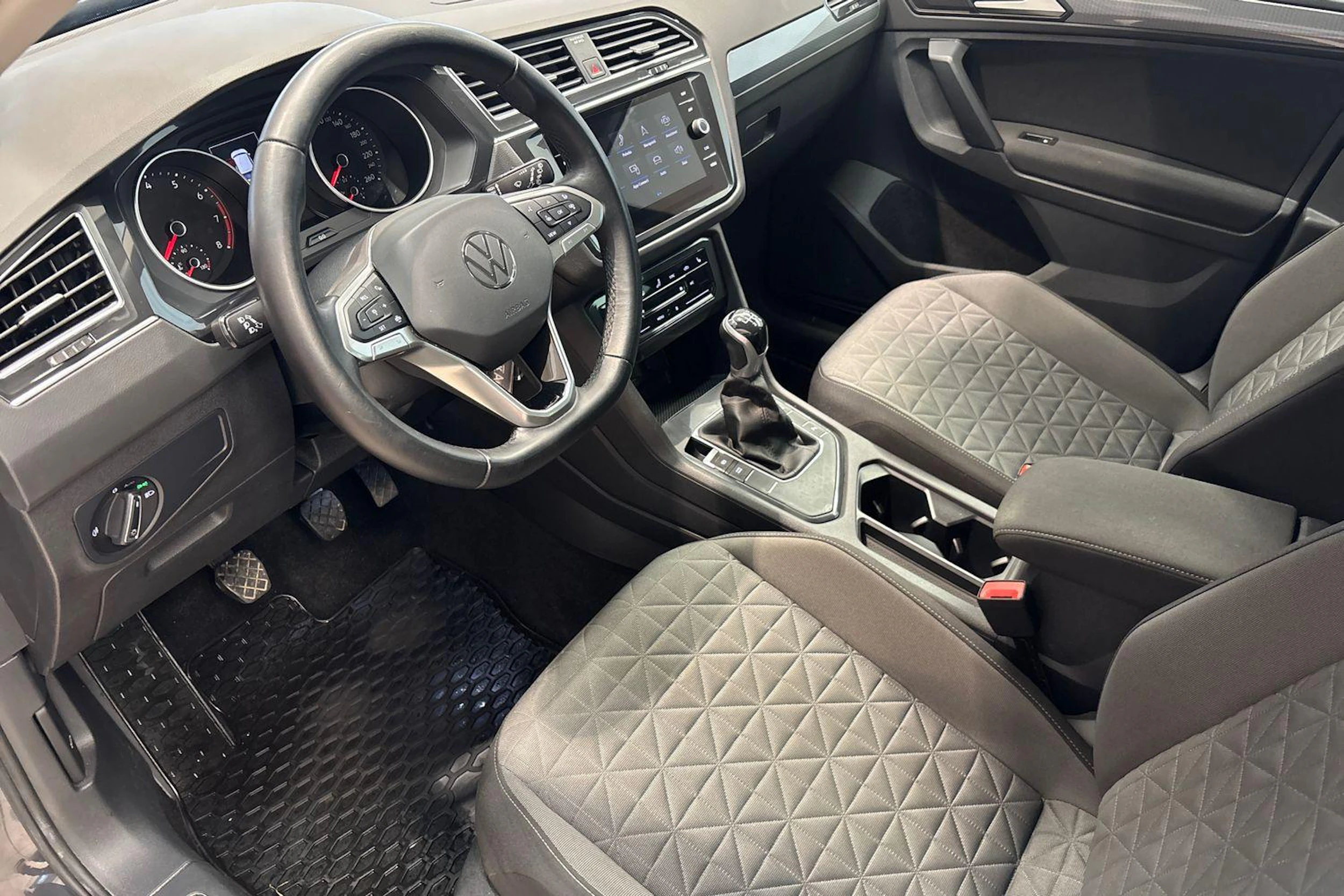Harmaa Volkswagen Tiguan 2022 kuva 6.