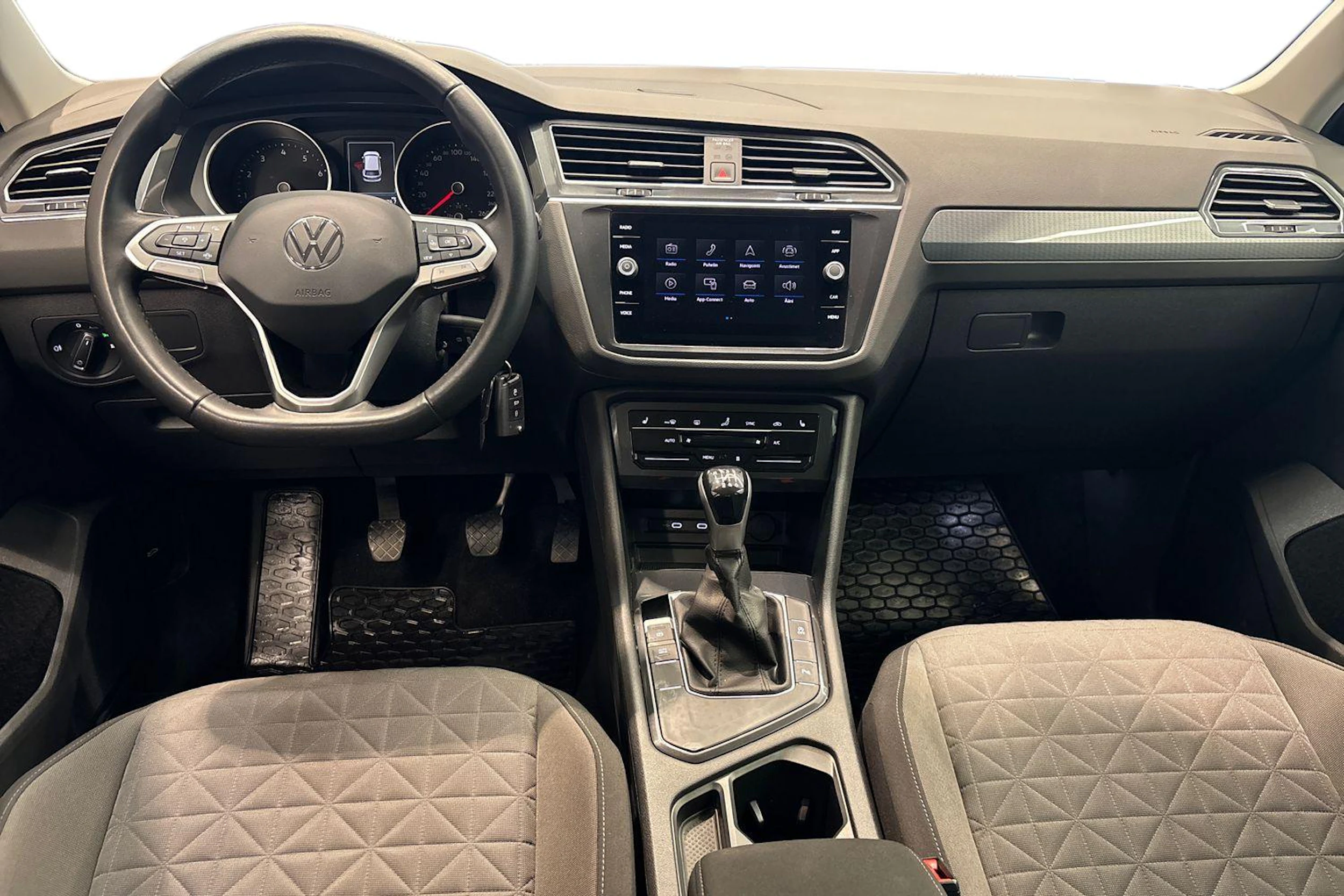 Harmaa Volkswagen Tiguan 2022 kuva 7.