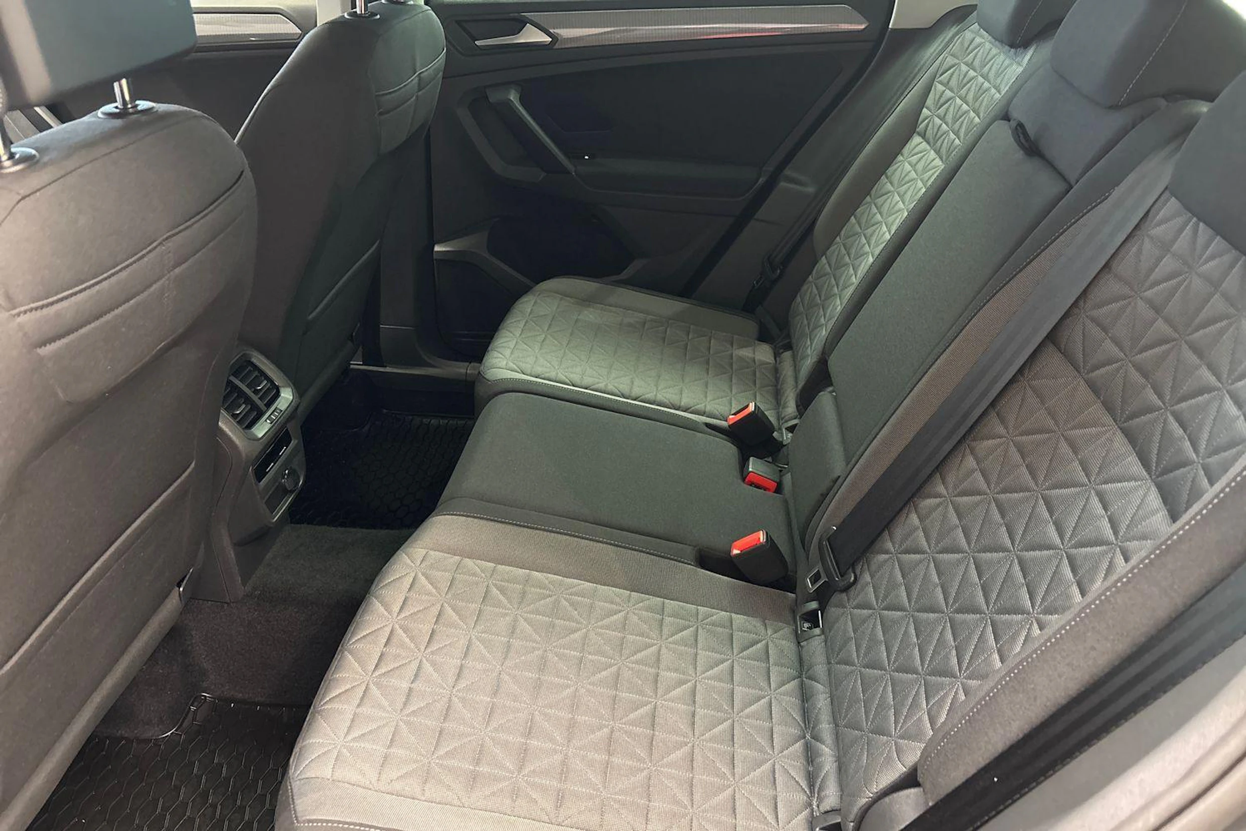 Harmaa Volkswagen Tiguan 2022 kuva 8.