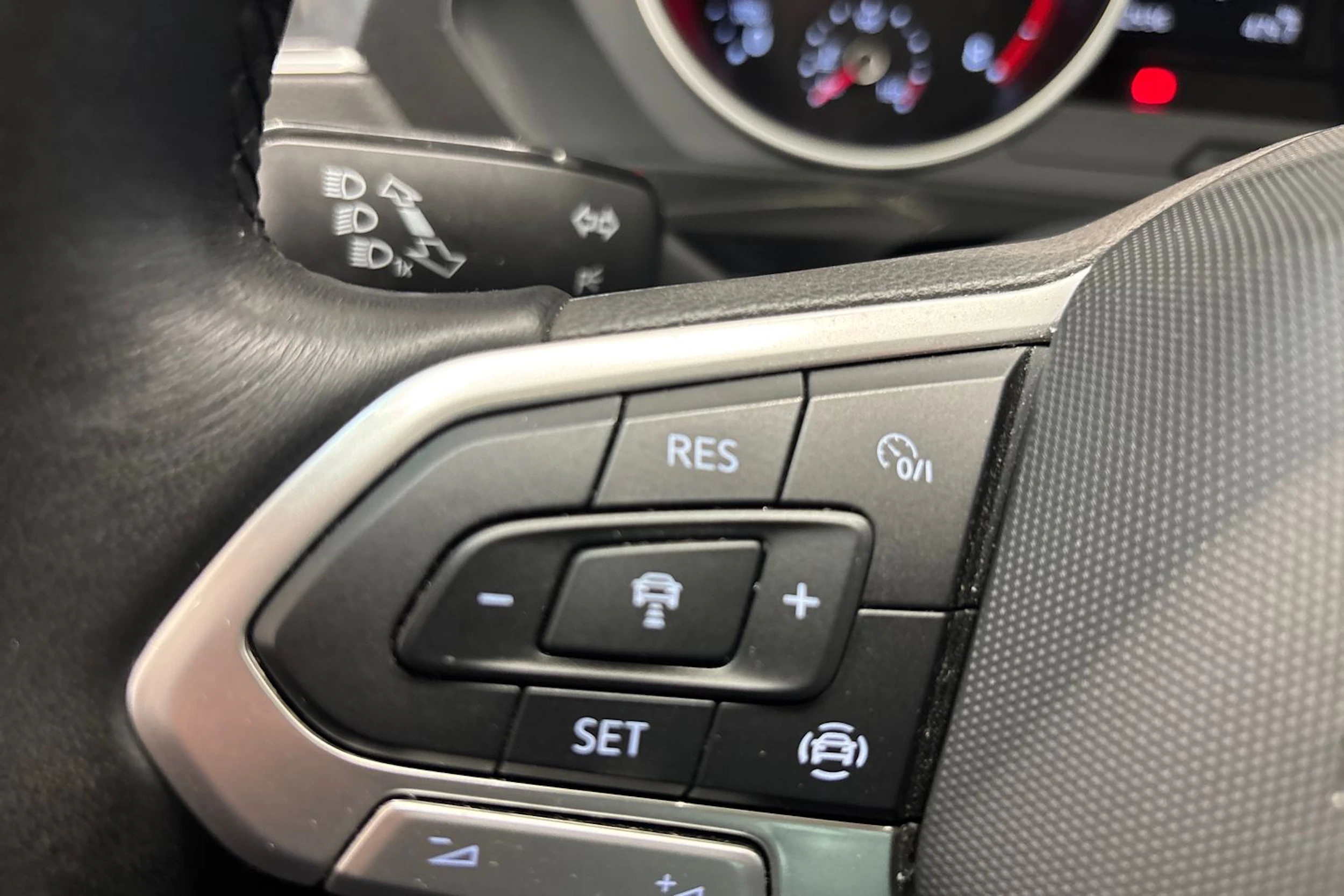 Harmaa Volkswagen Tiguan 2022 kuva 20.