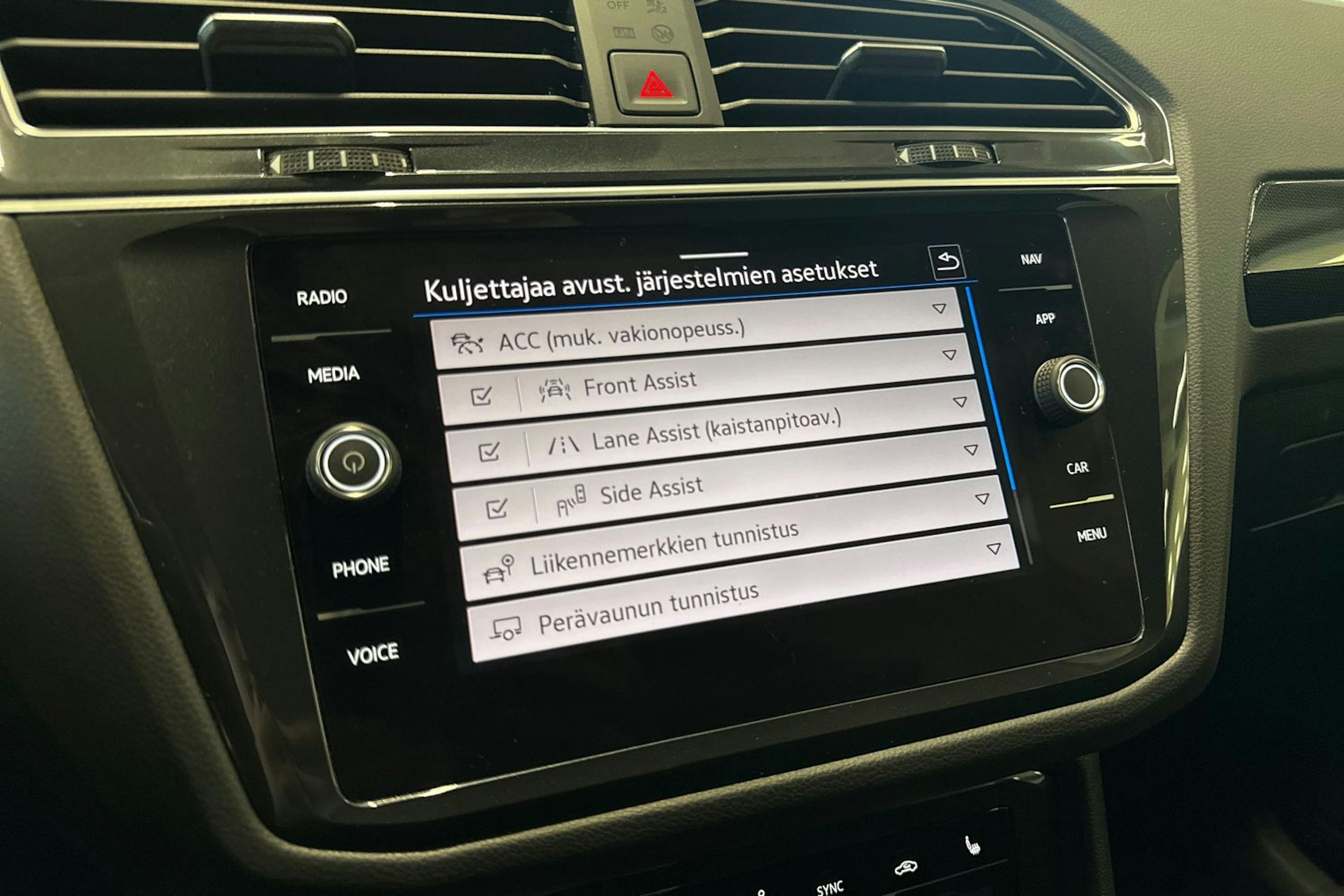 musta Volkswagen Tiguan 2022 kuva 23.