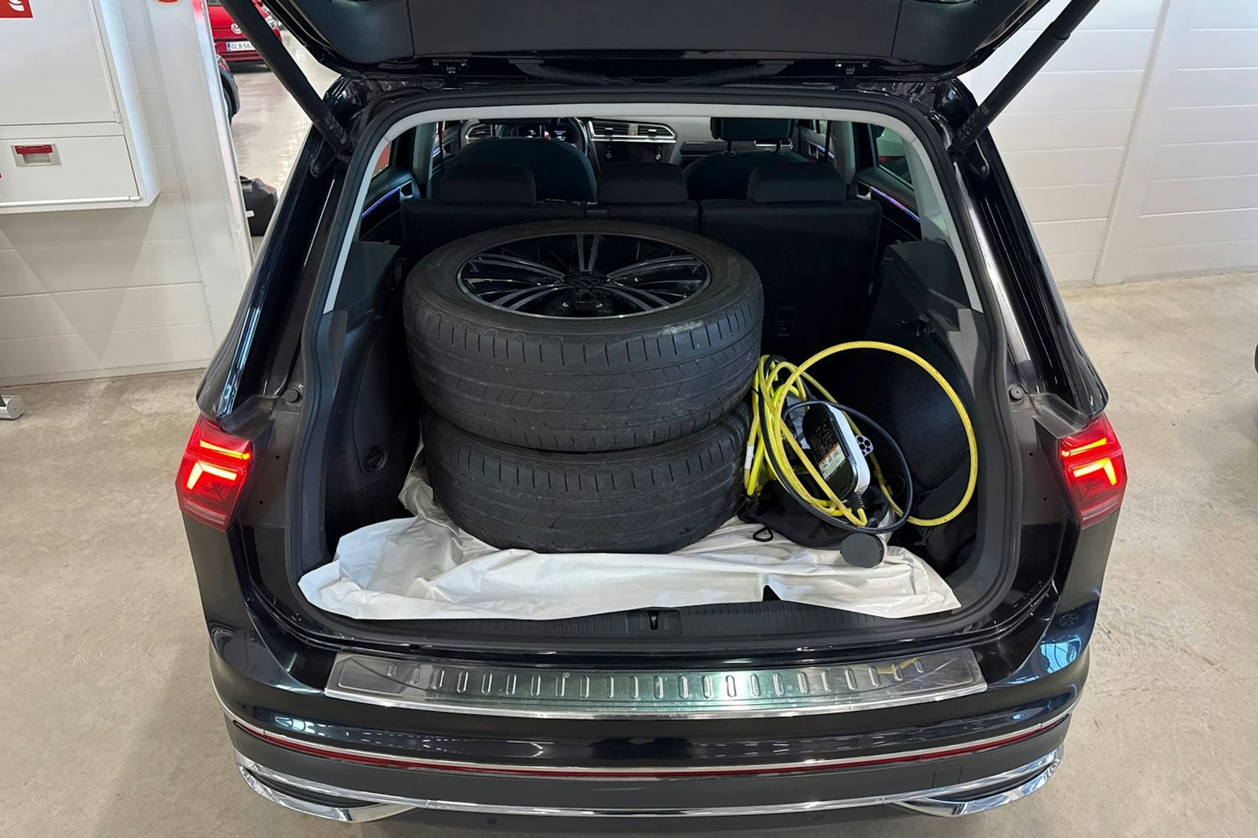 musta Volkswagen Tiguan 2022 kuva 27.