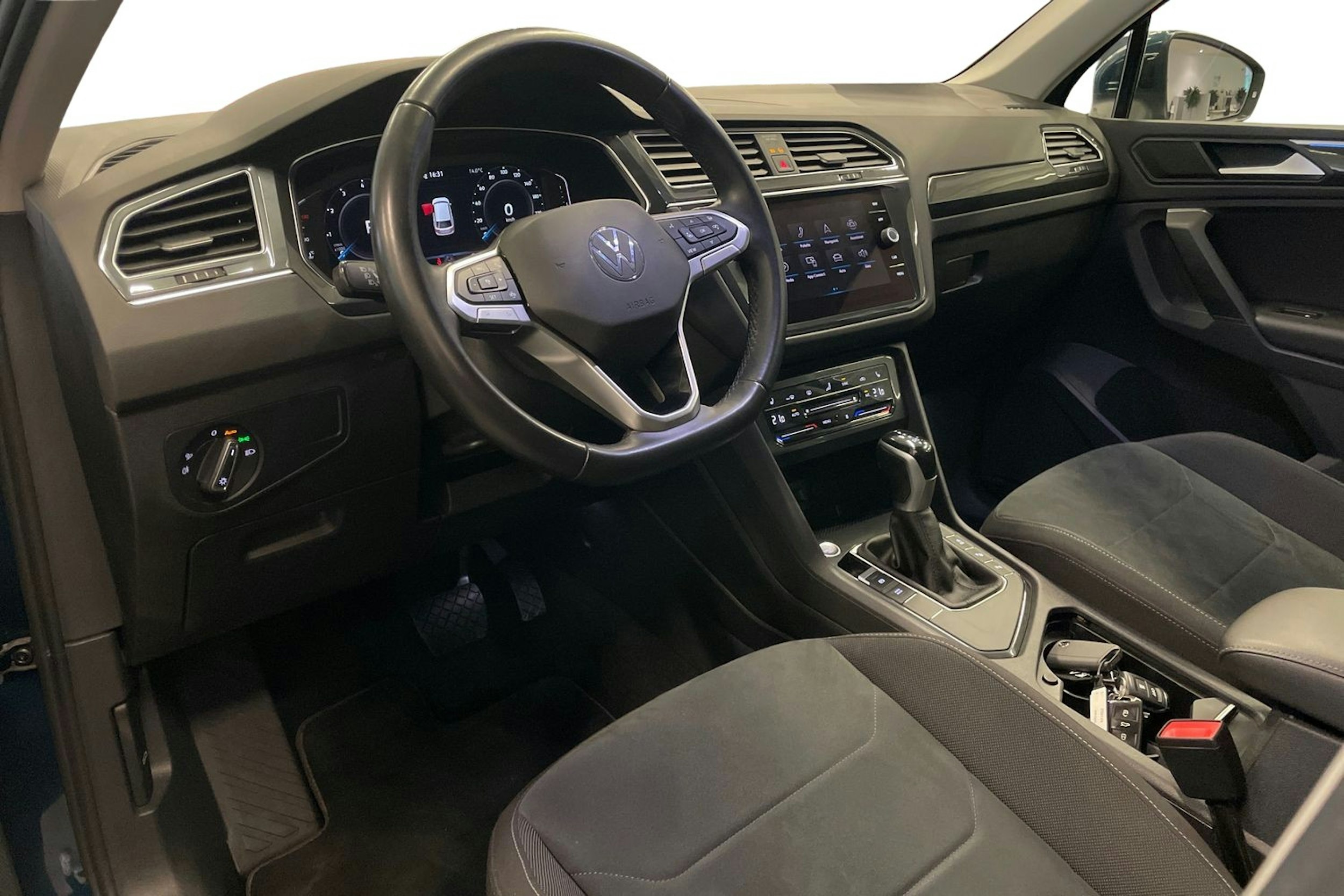 Sininen Volkswagen Tiguan 2022 kuva 7.