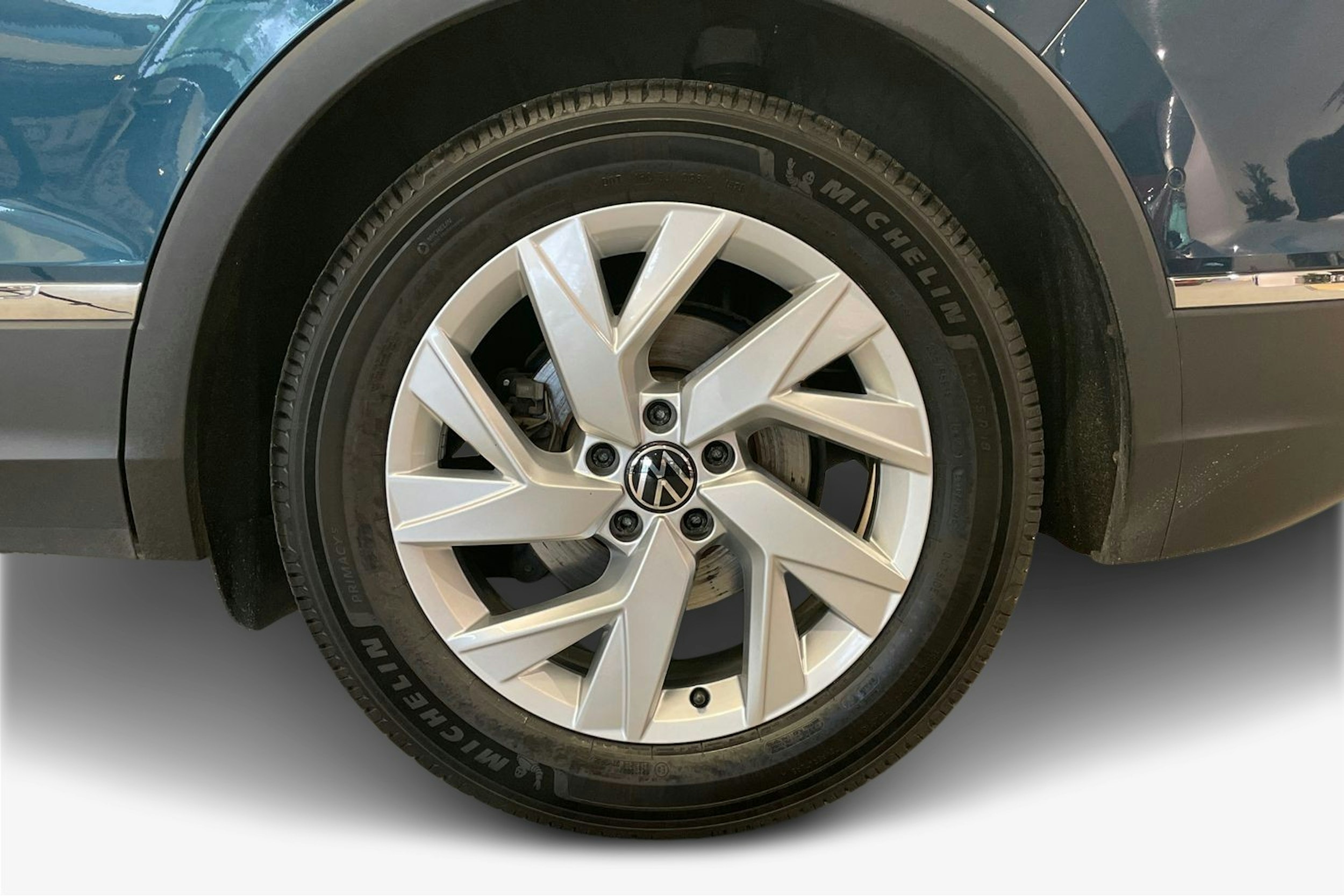 Sininen Volkswagen Tiguan 2022 kuva 11.