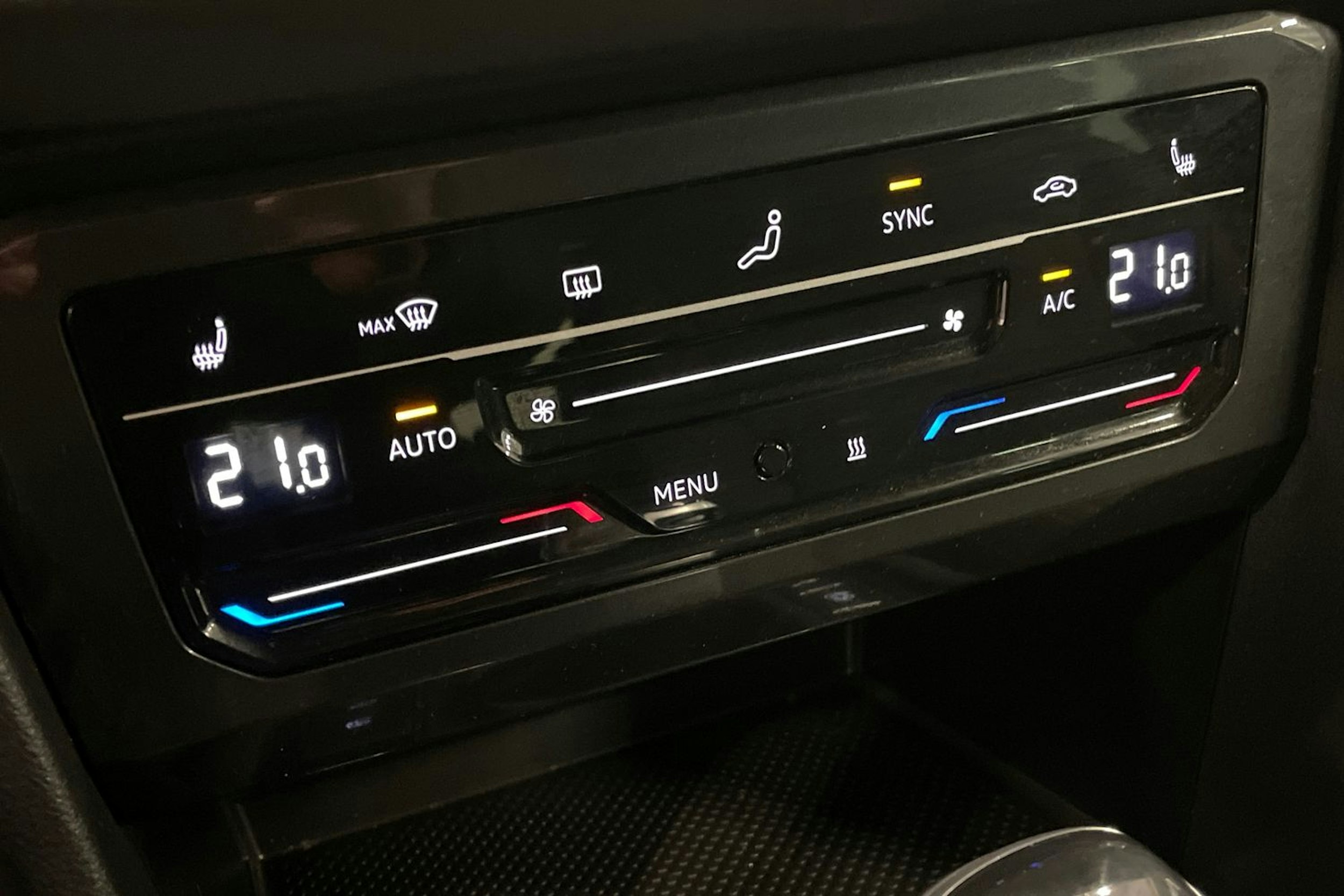Sininen Volkswagen Tiguan 2022 kuva 16.