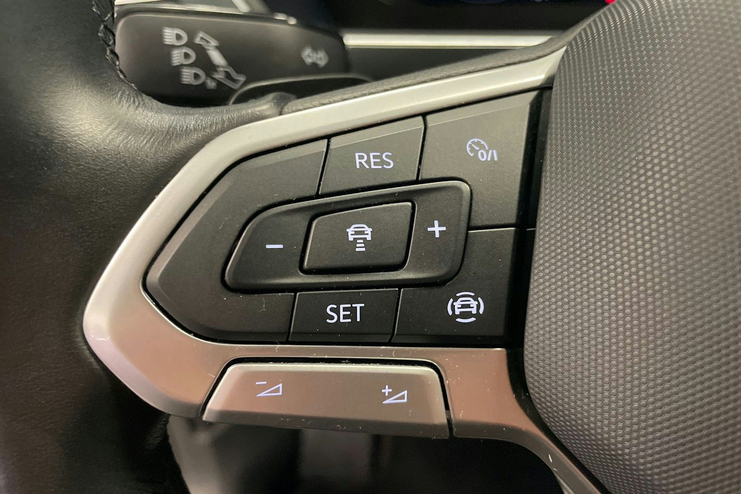 Sininen Volkswagen Tiguan 2022 kuva 18.