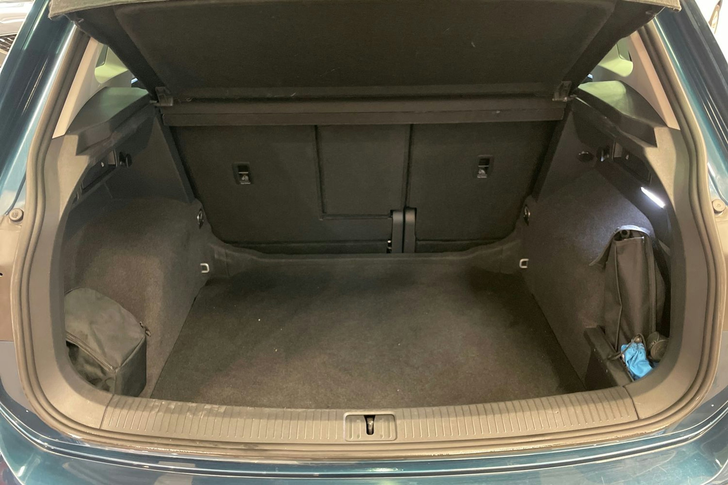 Sininen Volkswagen Tiguan 2022 kuva 23.