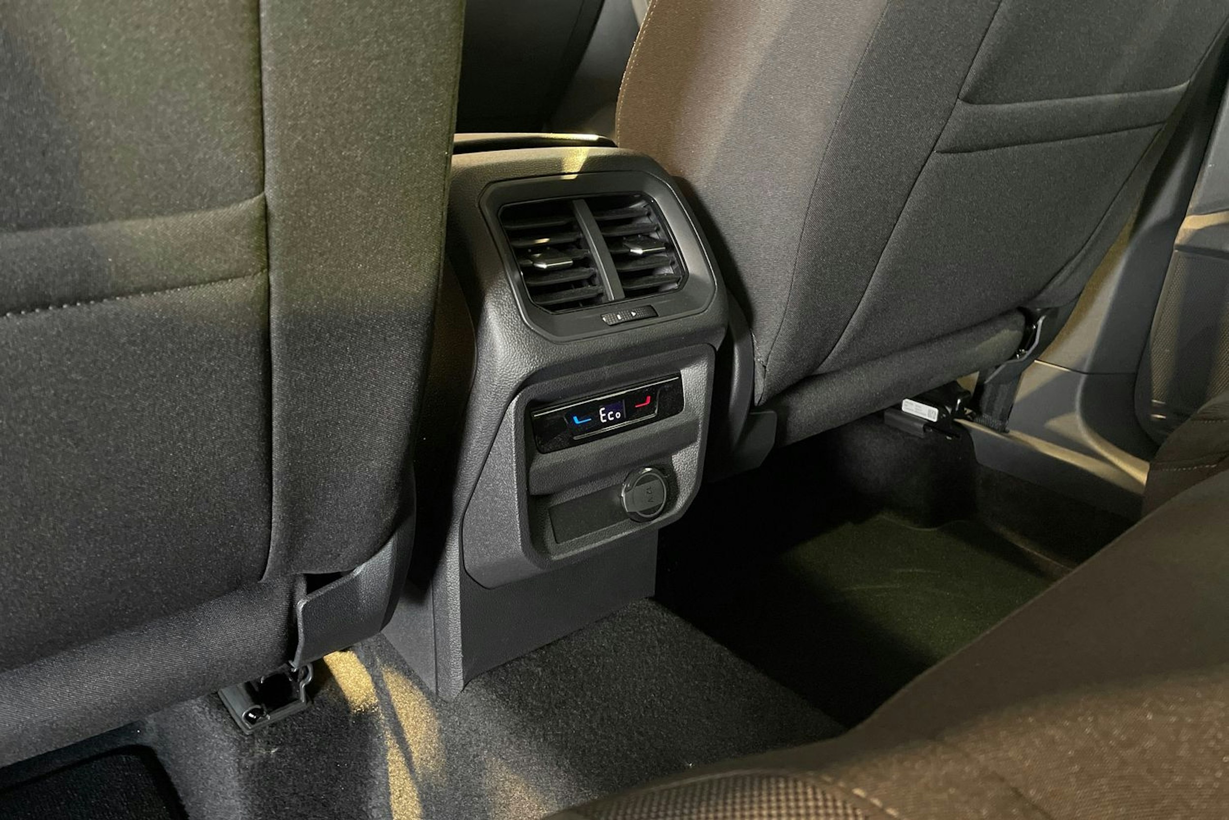 Harmaa Volkswagen Tiguan 2022 kuva 19.