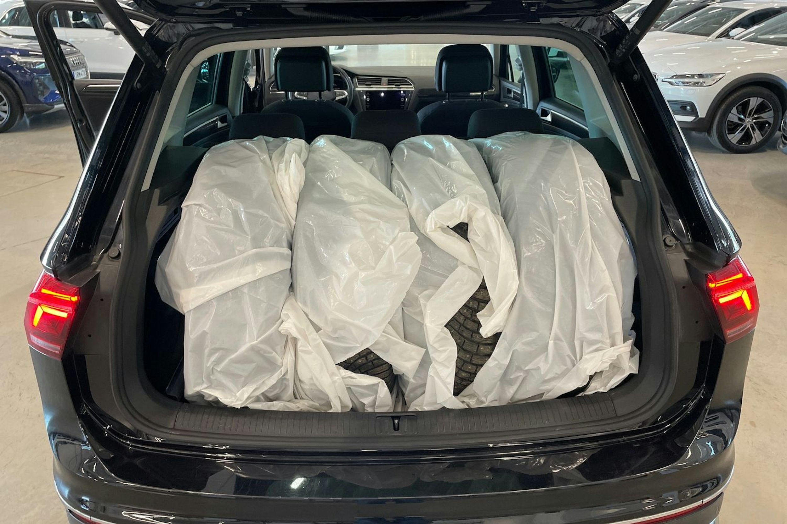 musta Volkswagen Tiguan 2022 kuva 28.