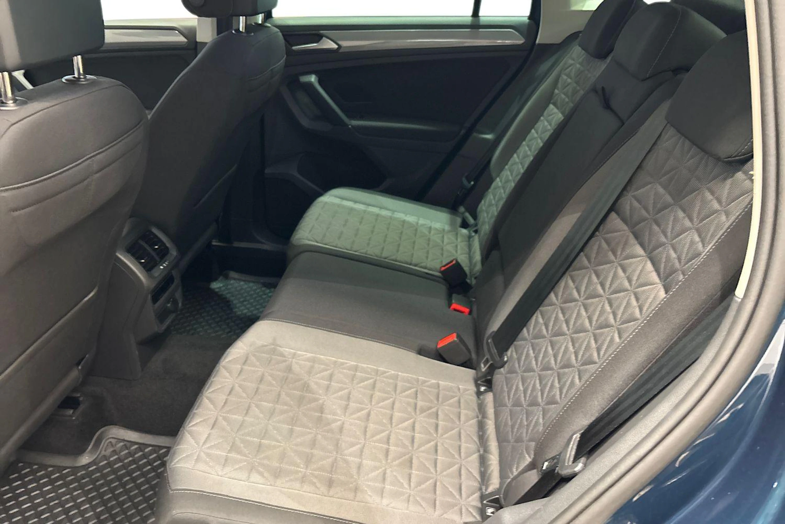 Sininen Volkswagen Tiguan 2022 kuva 8.