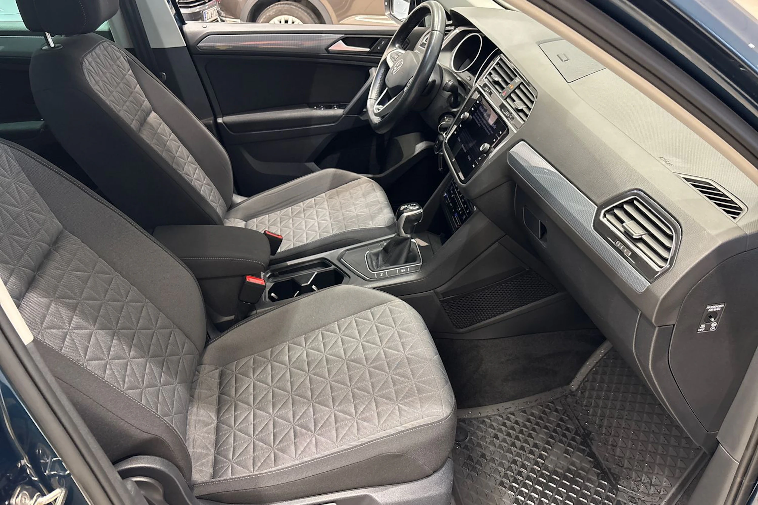 Sininen Volkswagen Tiguan 2022 kuva 11.