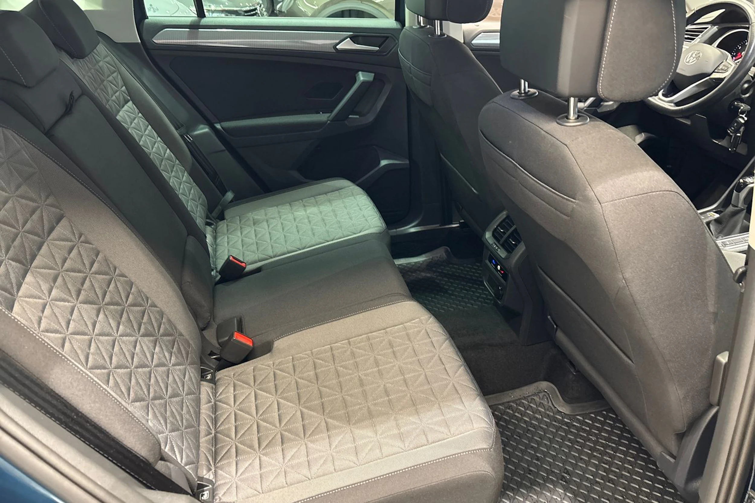 Sininen Volkswagen Tiguan 2022 kuva 12.