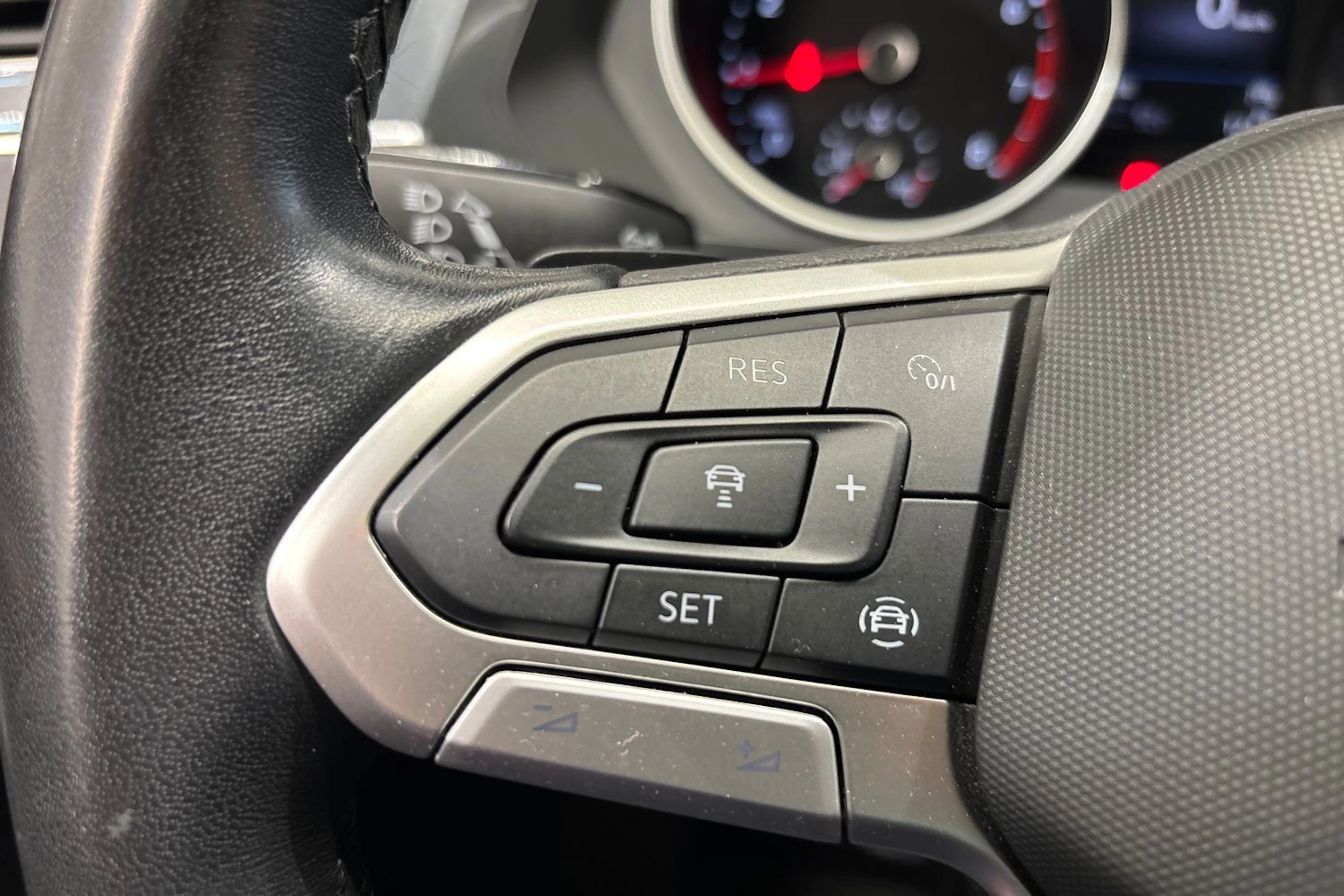 Sininen Volkswagen Tiguan 2022 kuva 16.