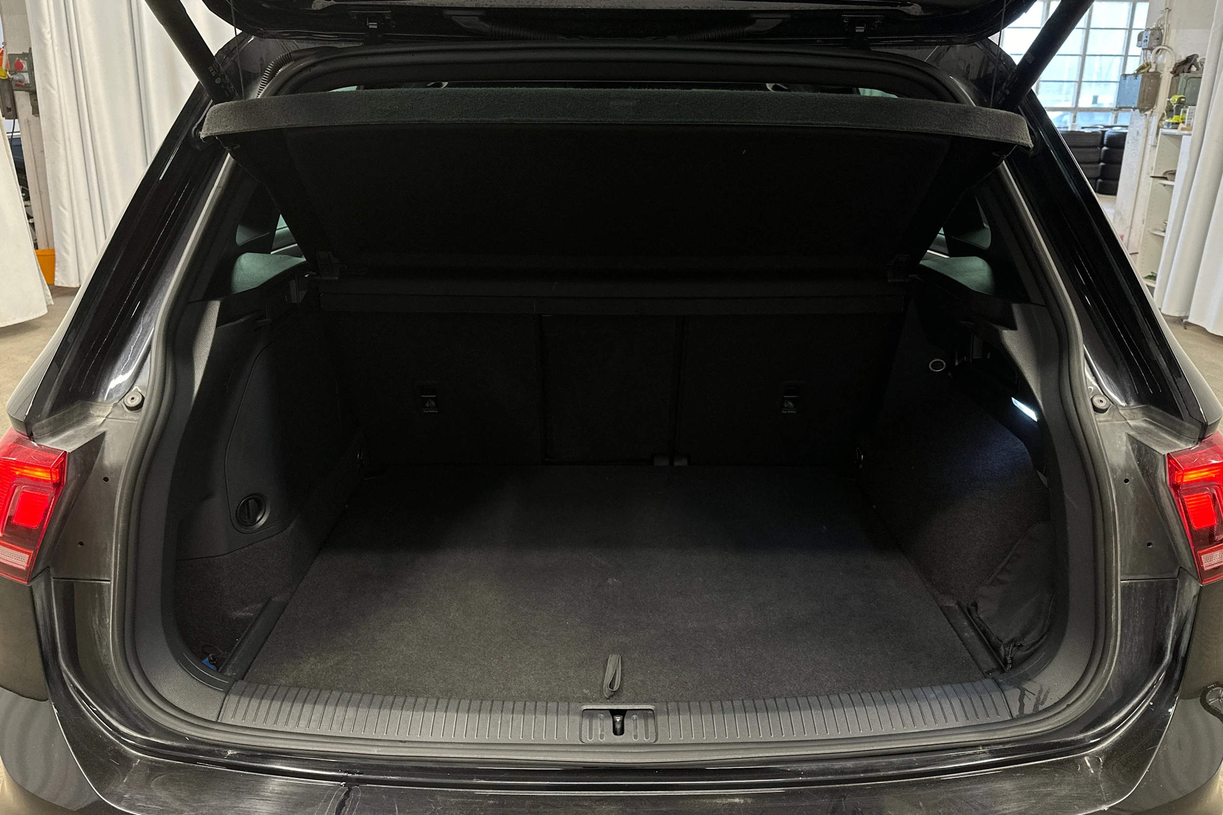 musta Volkswagen Tiguan 2022 kuva 11.