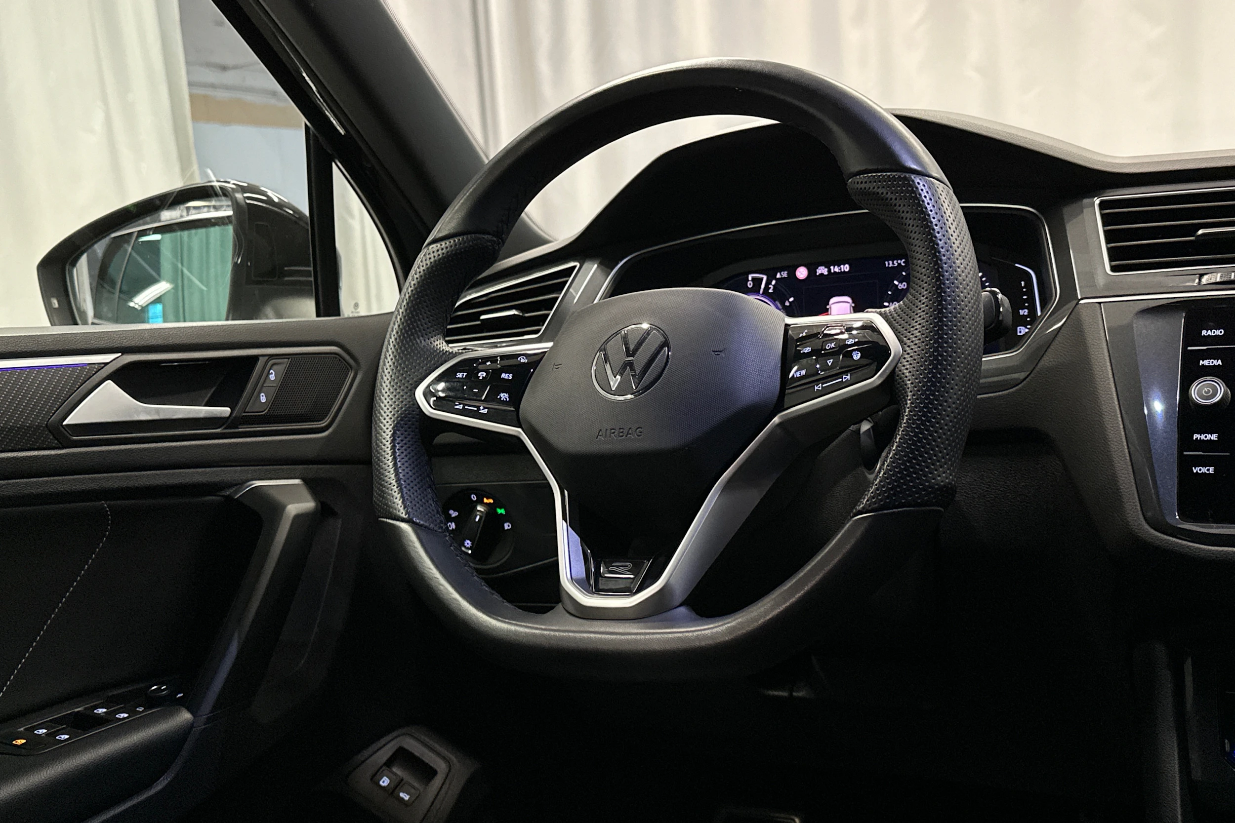 musta Volkswagen Tiguan 2022 kuva 15.