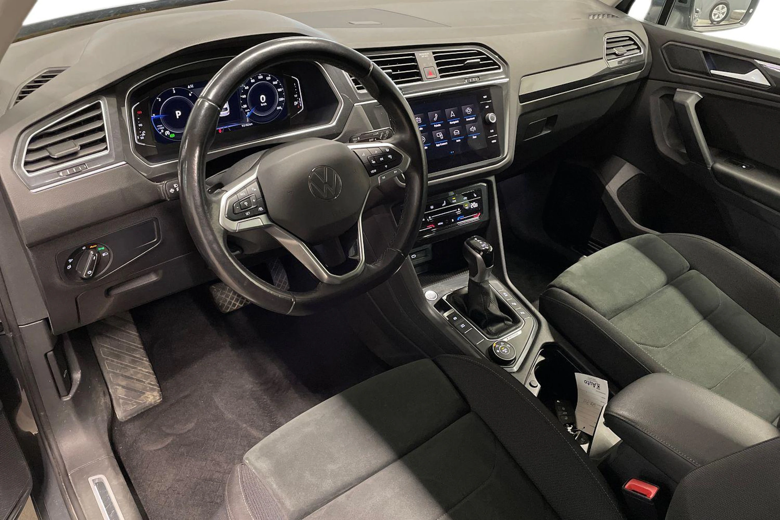 harmaa Volkswagen Tiguan 2022 kuva 8.