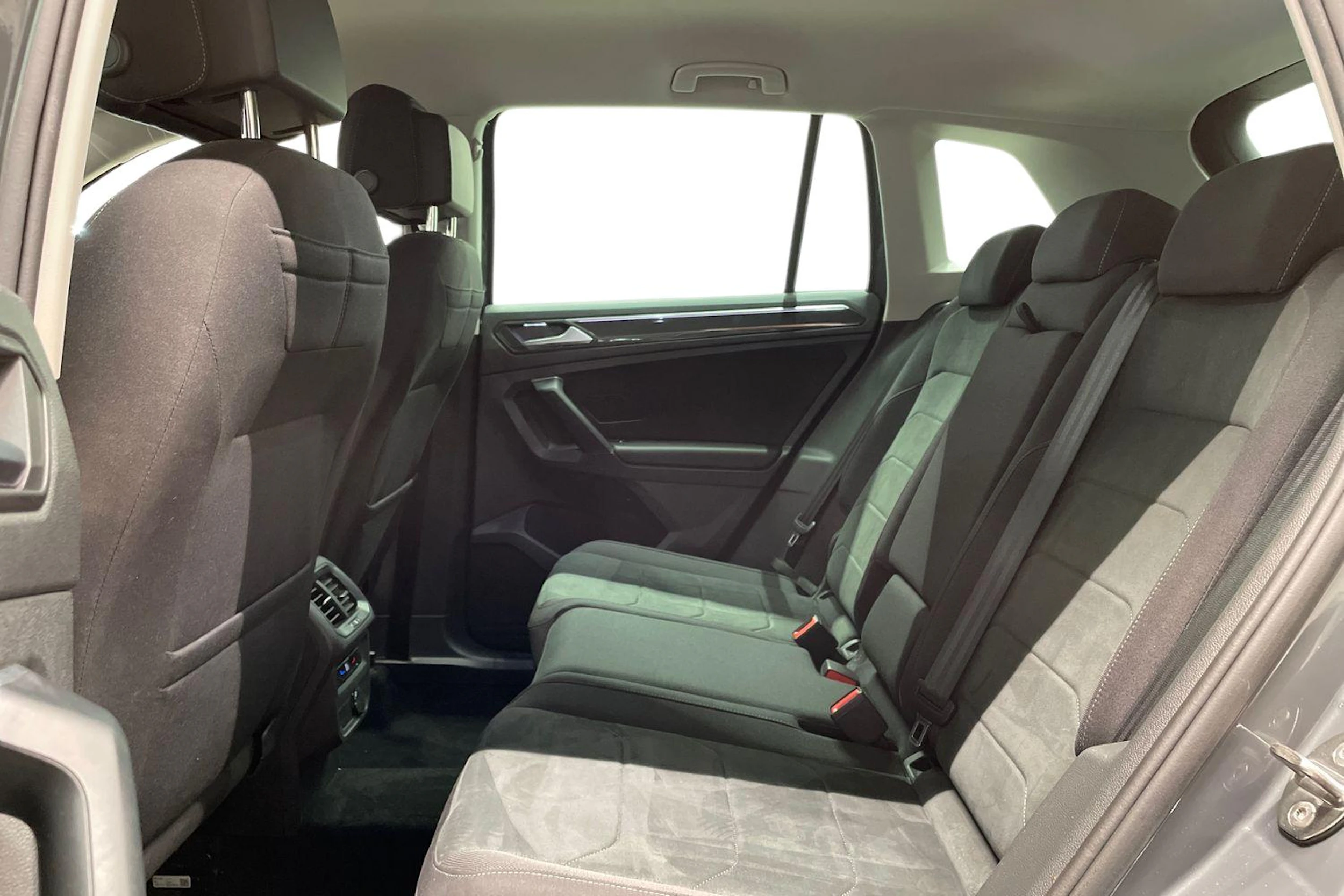 harmaa Volkswagen Tiguan 2022 kuva 11.