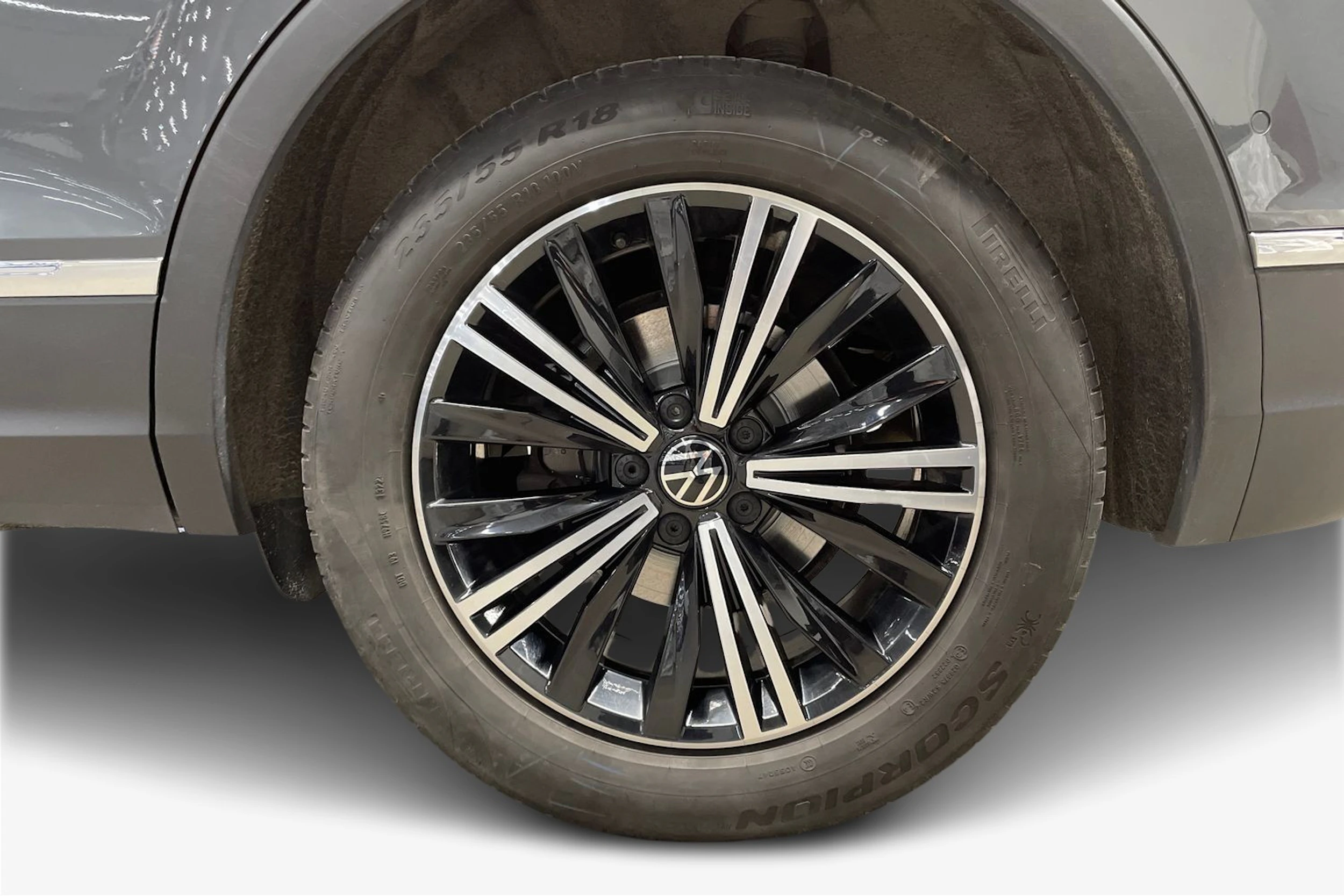 harmaa Volkswagen Tiguan 2022 kuva 12.
