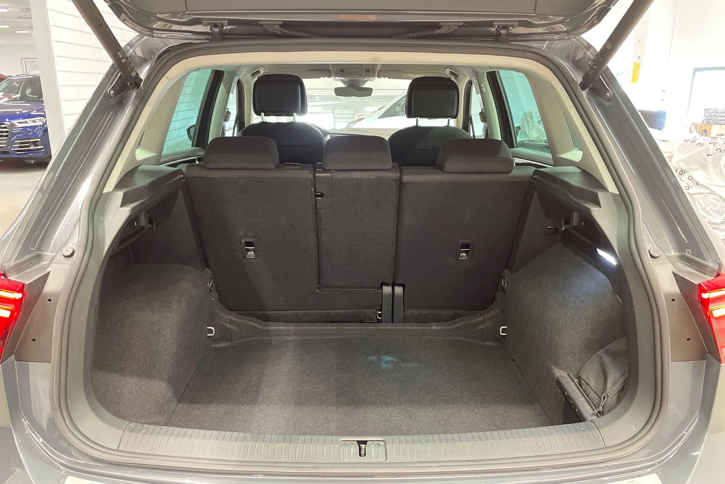 harmaa Volkswagen Tiguan 2022 kuva 16.