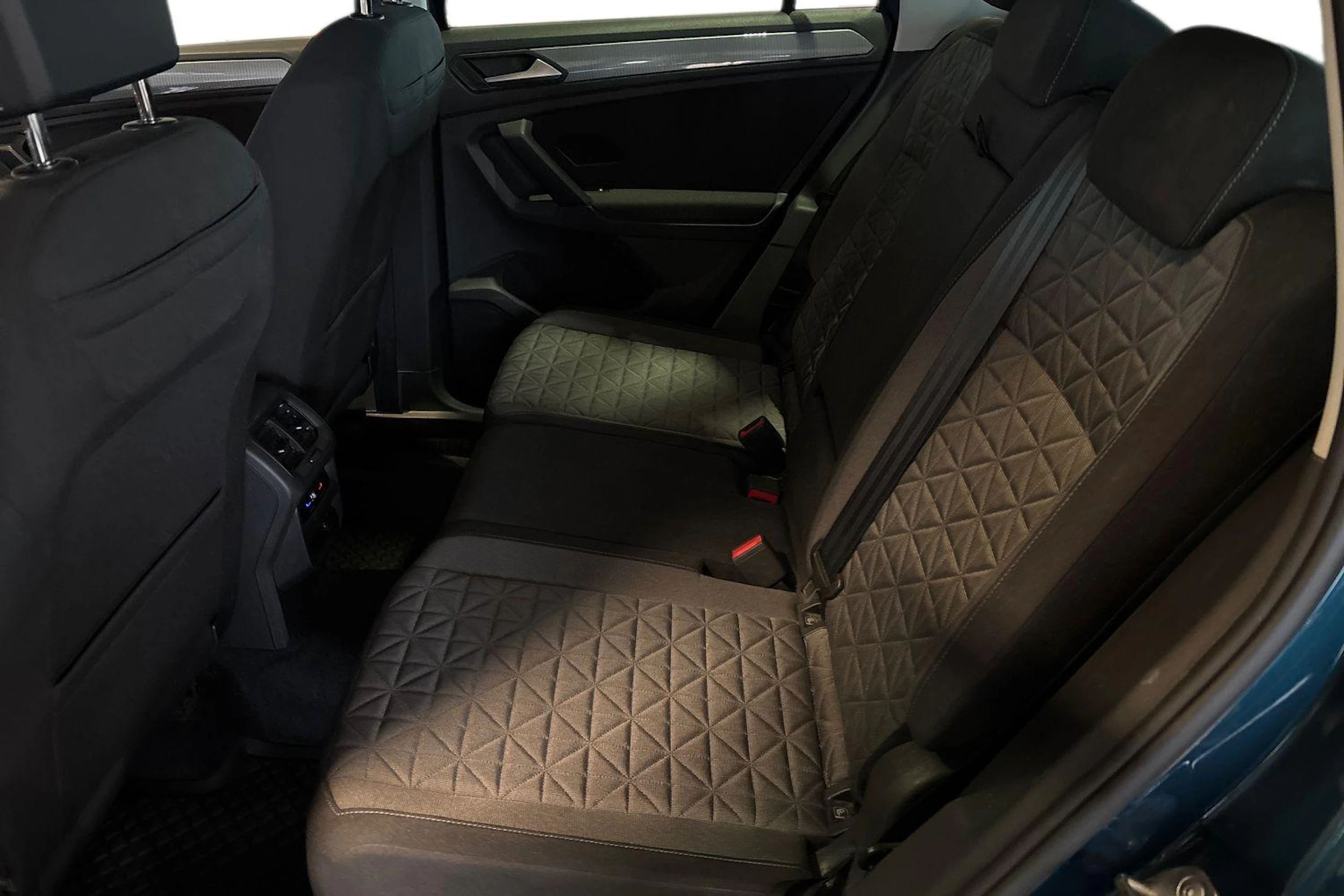 Sininen Volkswagen Tiguan 2022 kuva 11.