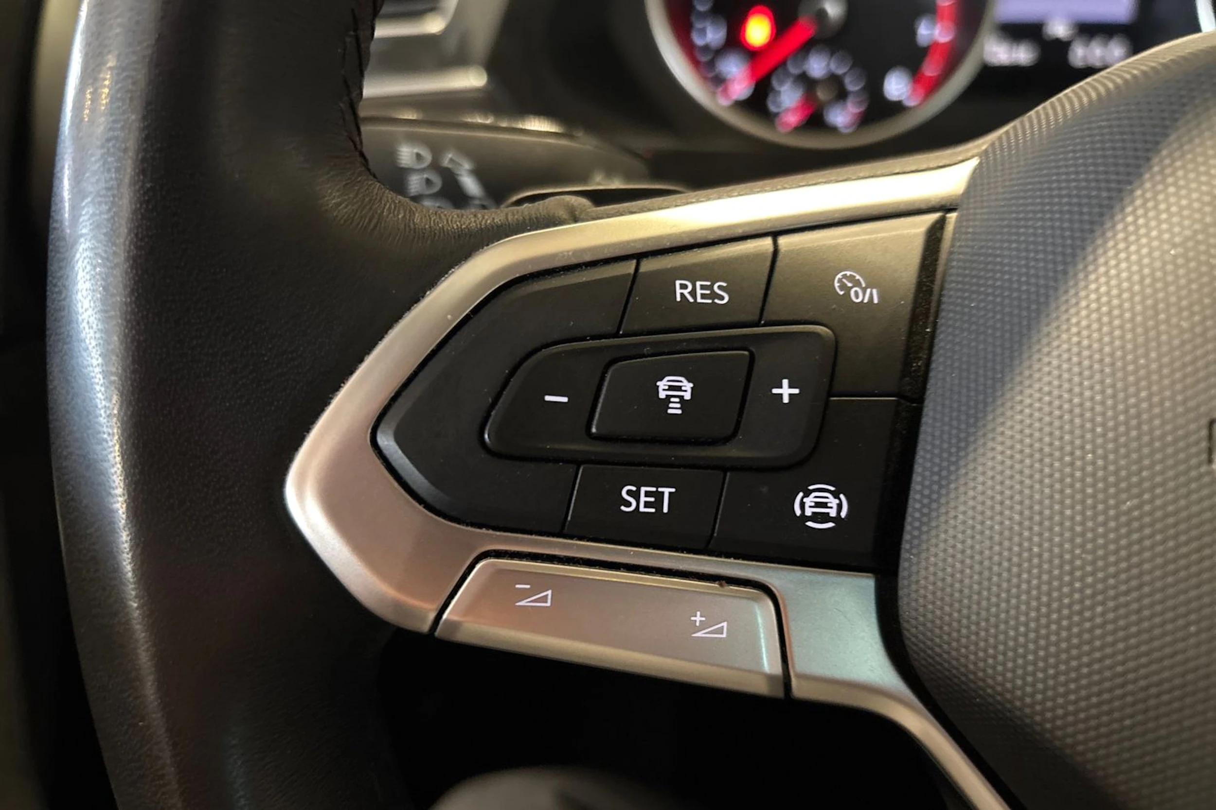 Sininen Volkswagen Tiguan 2022 kuva 18.