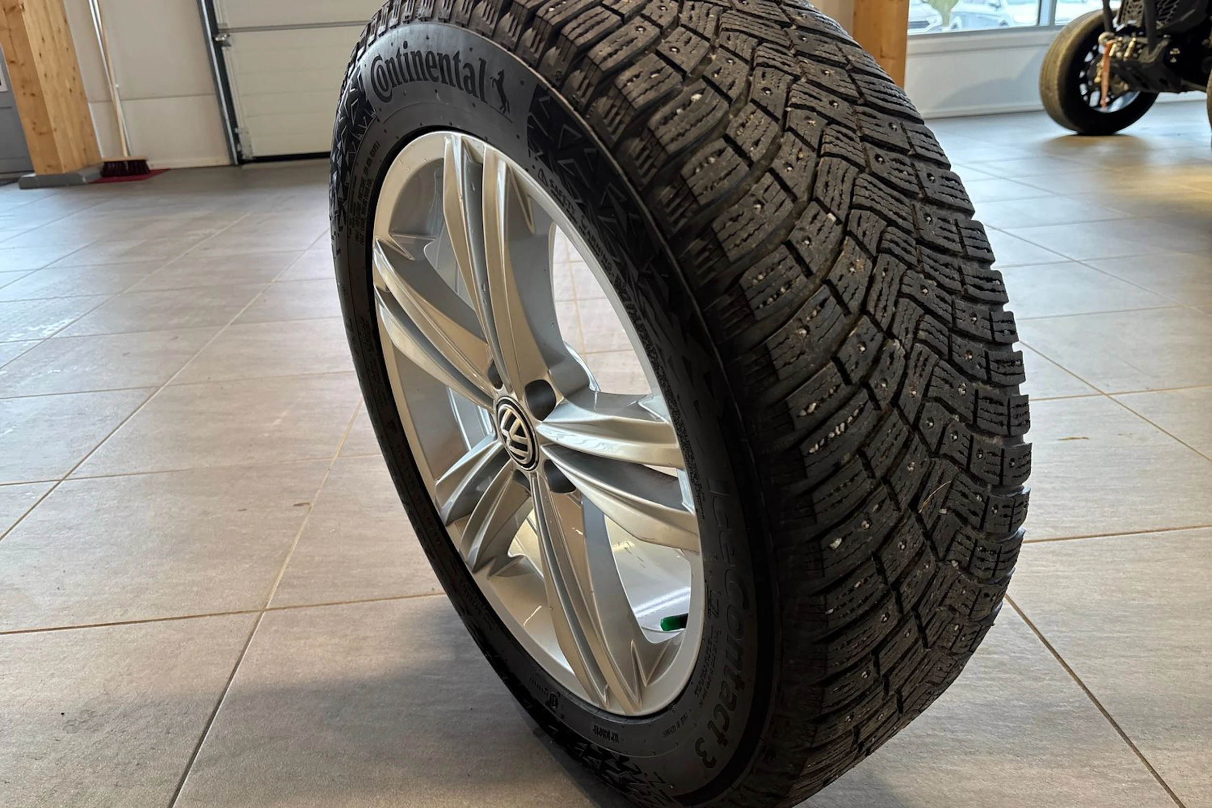 Sininen Volkswagen Tiguan 2022 kuva 22.