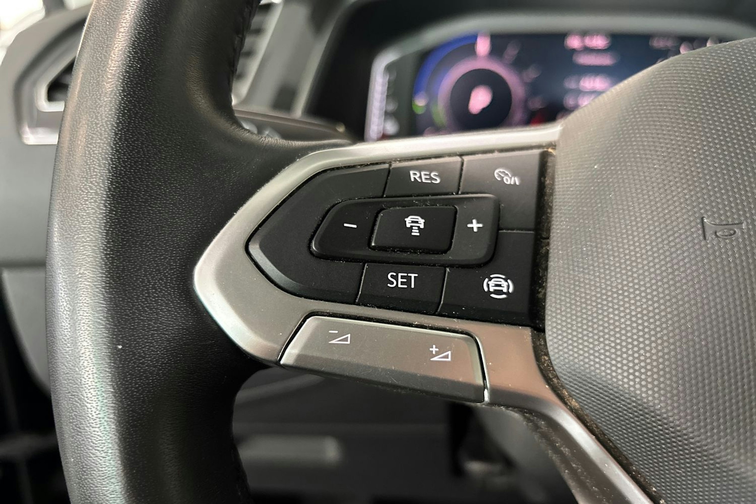 Sininen Volkswagen Tiguan 2022 kuva 15.