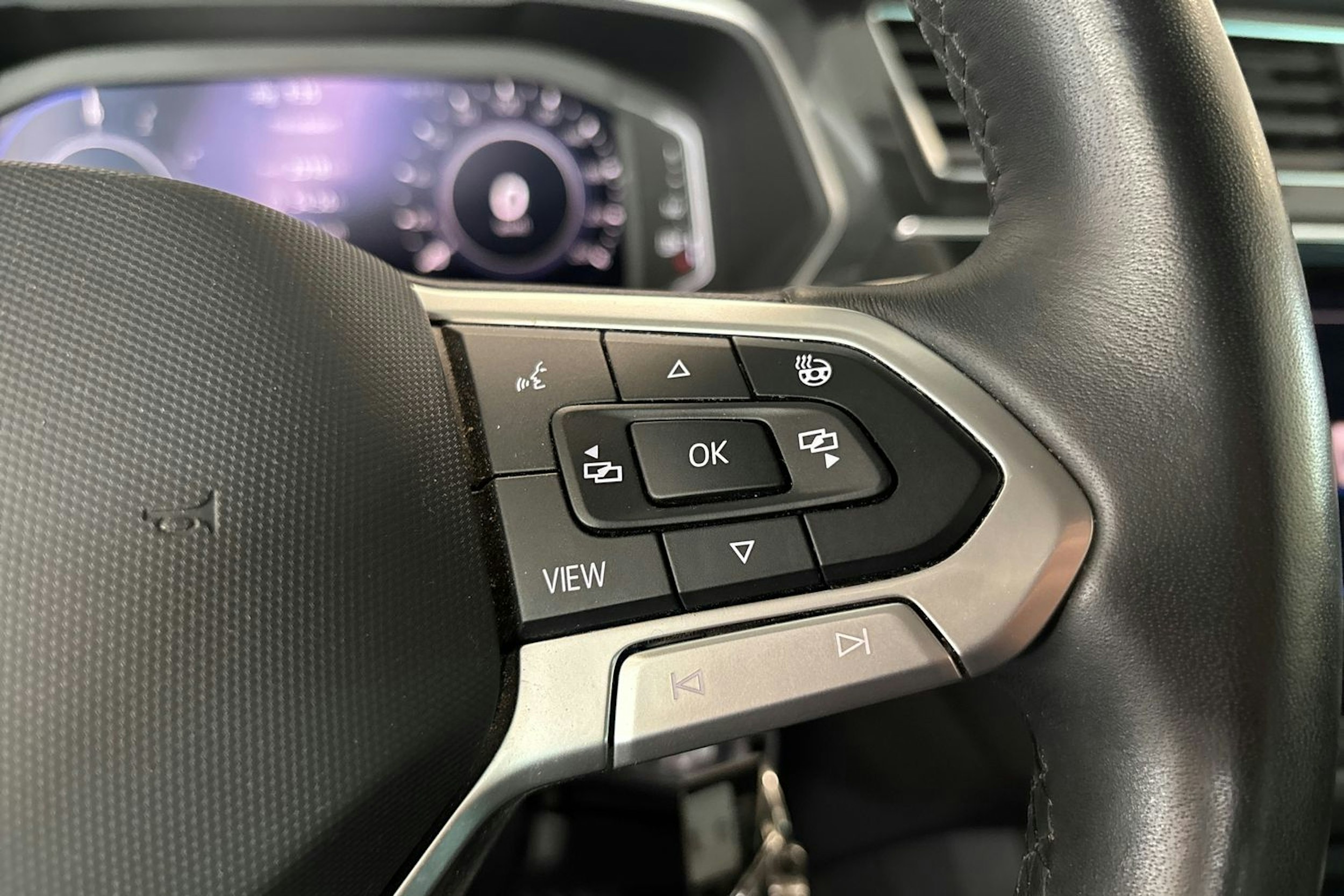Sininen Volkswagen Tiguan 2022 kuva 16.