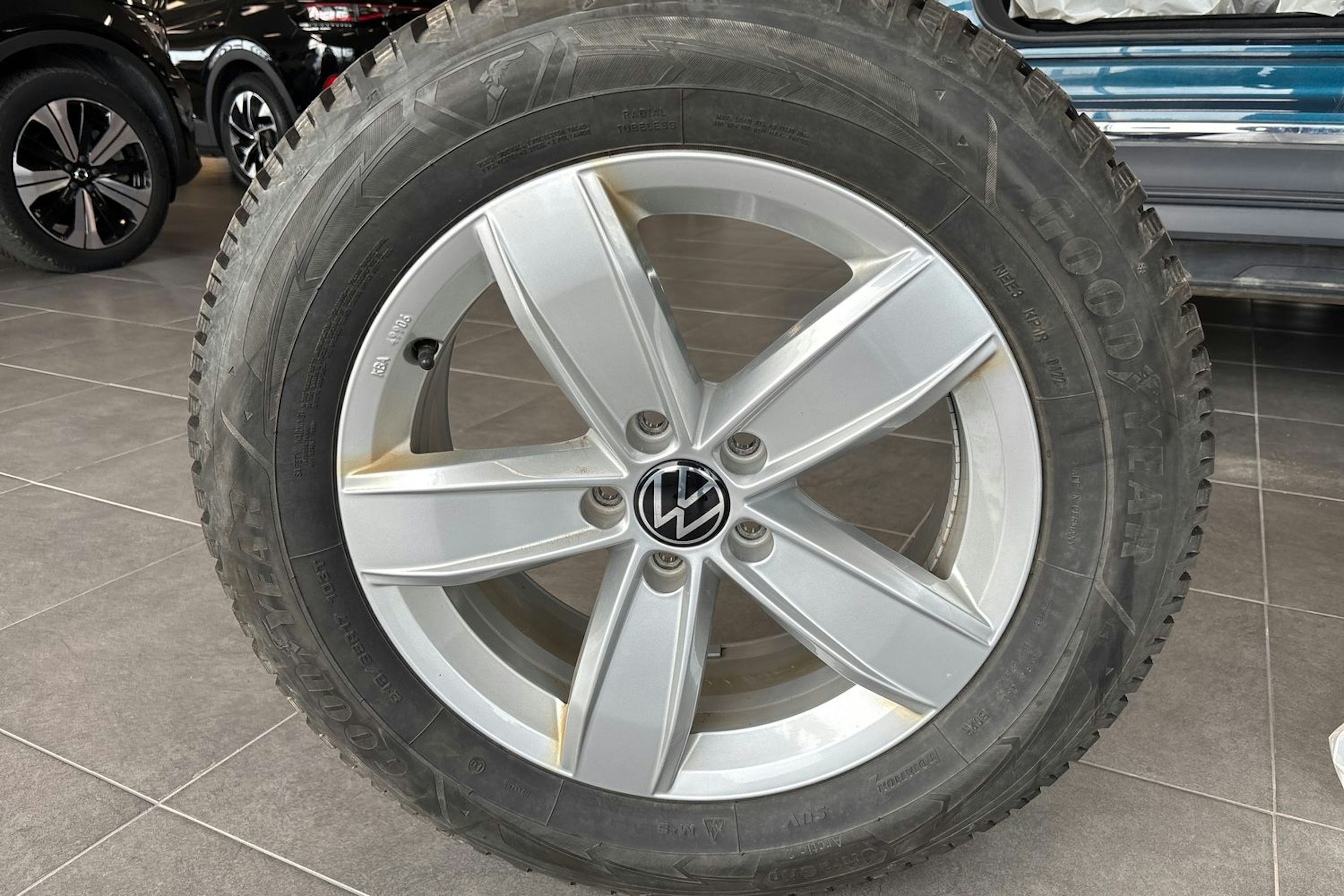 Sininen Volkswagen Tiguan 2022 kuva 22.