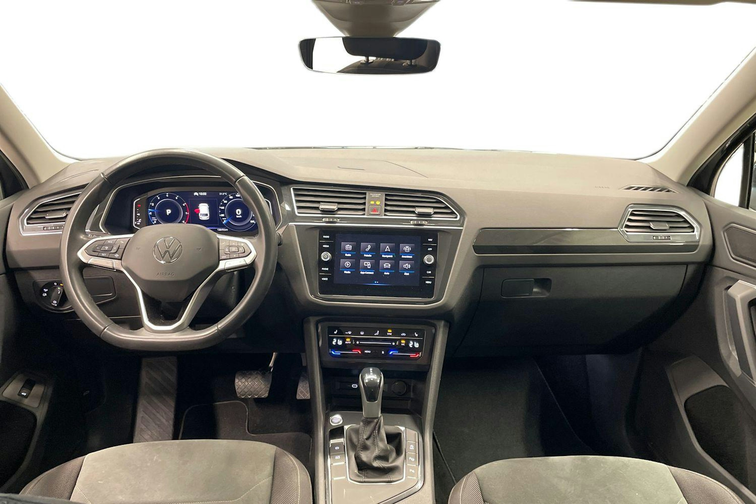 harmaa Volkswagen Tiguan 2022 kuva 9.