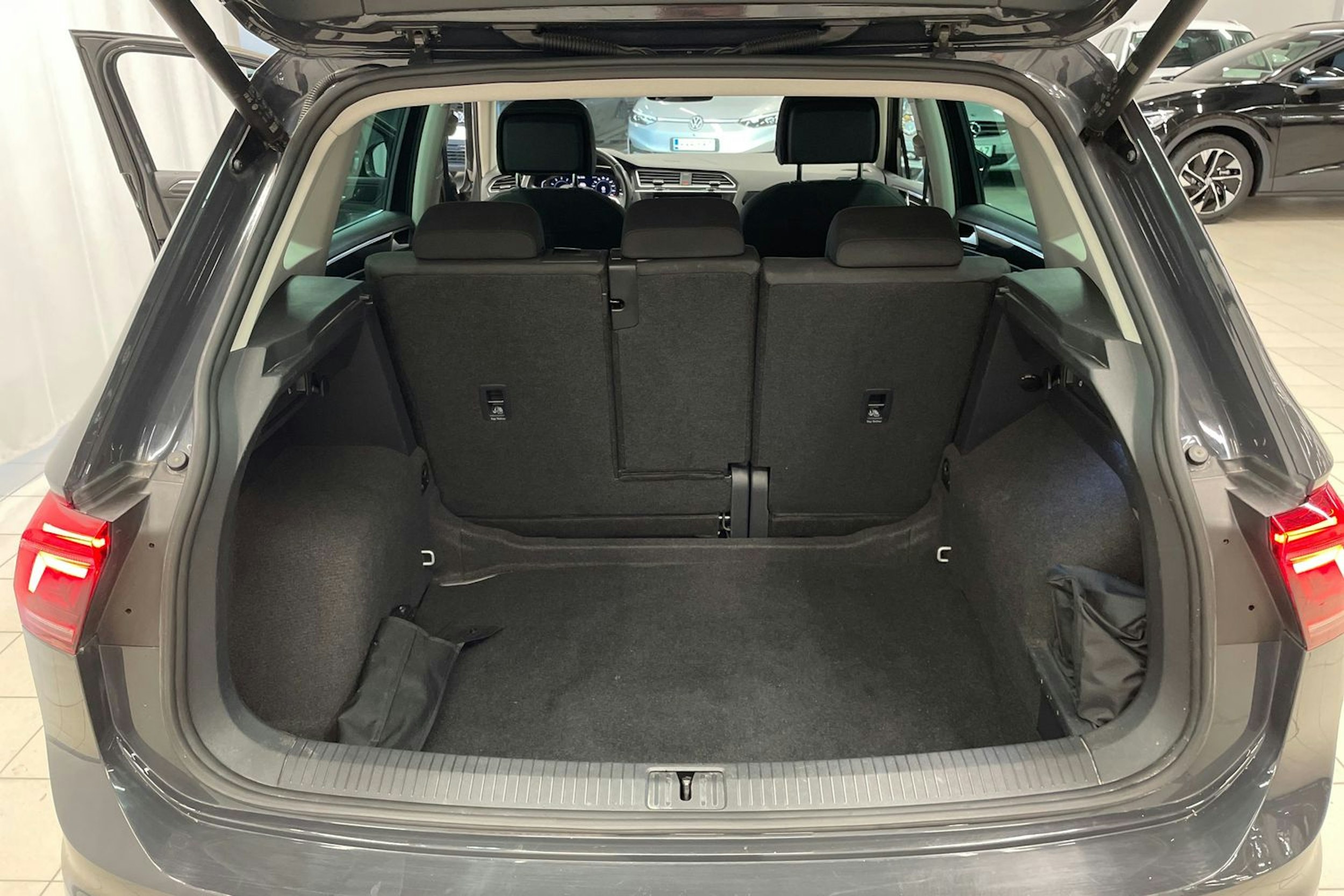harmaa Volkswagen Tiguan 2022 kuva 21.