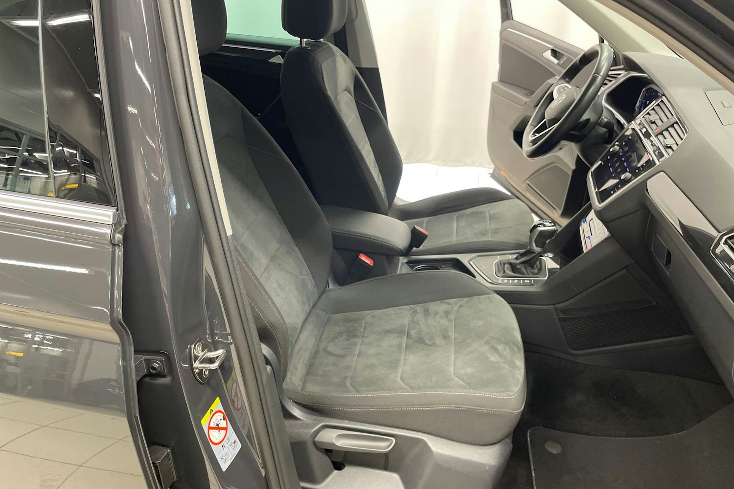 harmaa Volkswagen Tiguan 2022 kuva 26.