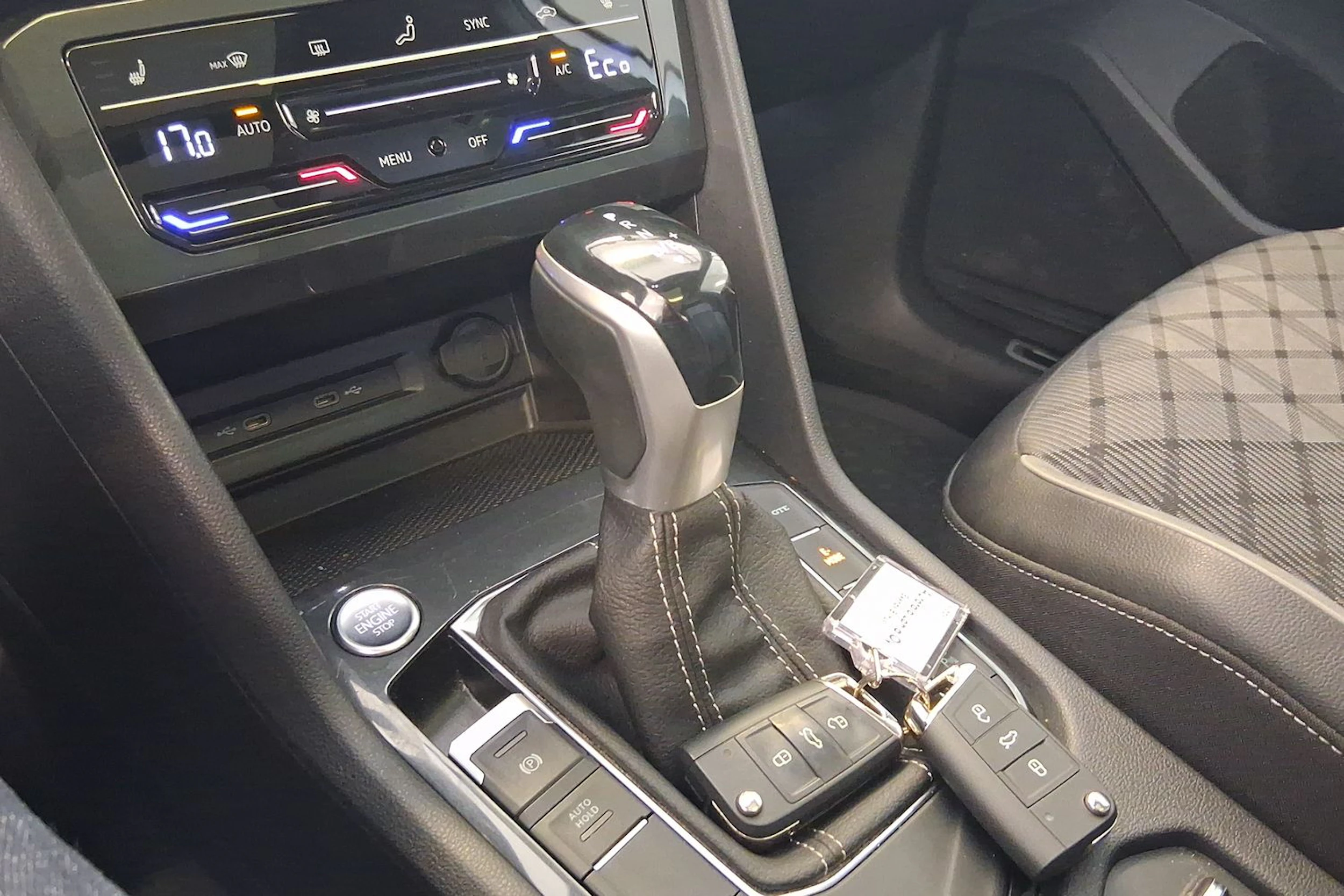 valkoinen Volkswagen Tiguan 2022 kuva 17.