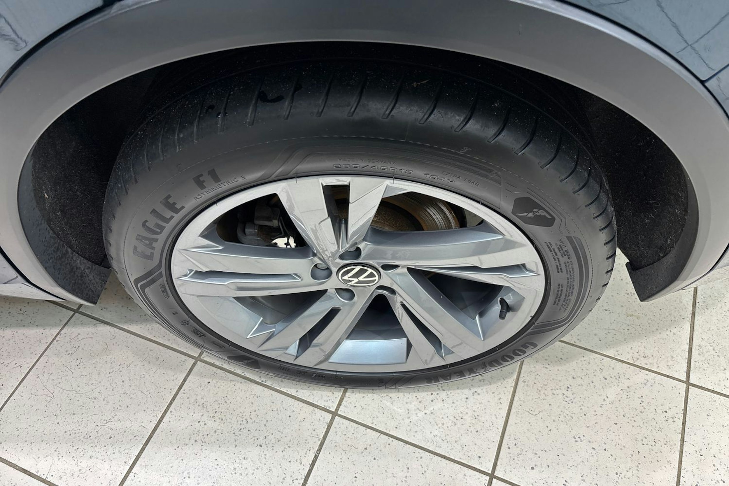 Sininen Volkswagen Tiguan 2022 kuva 13.