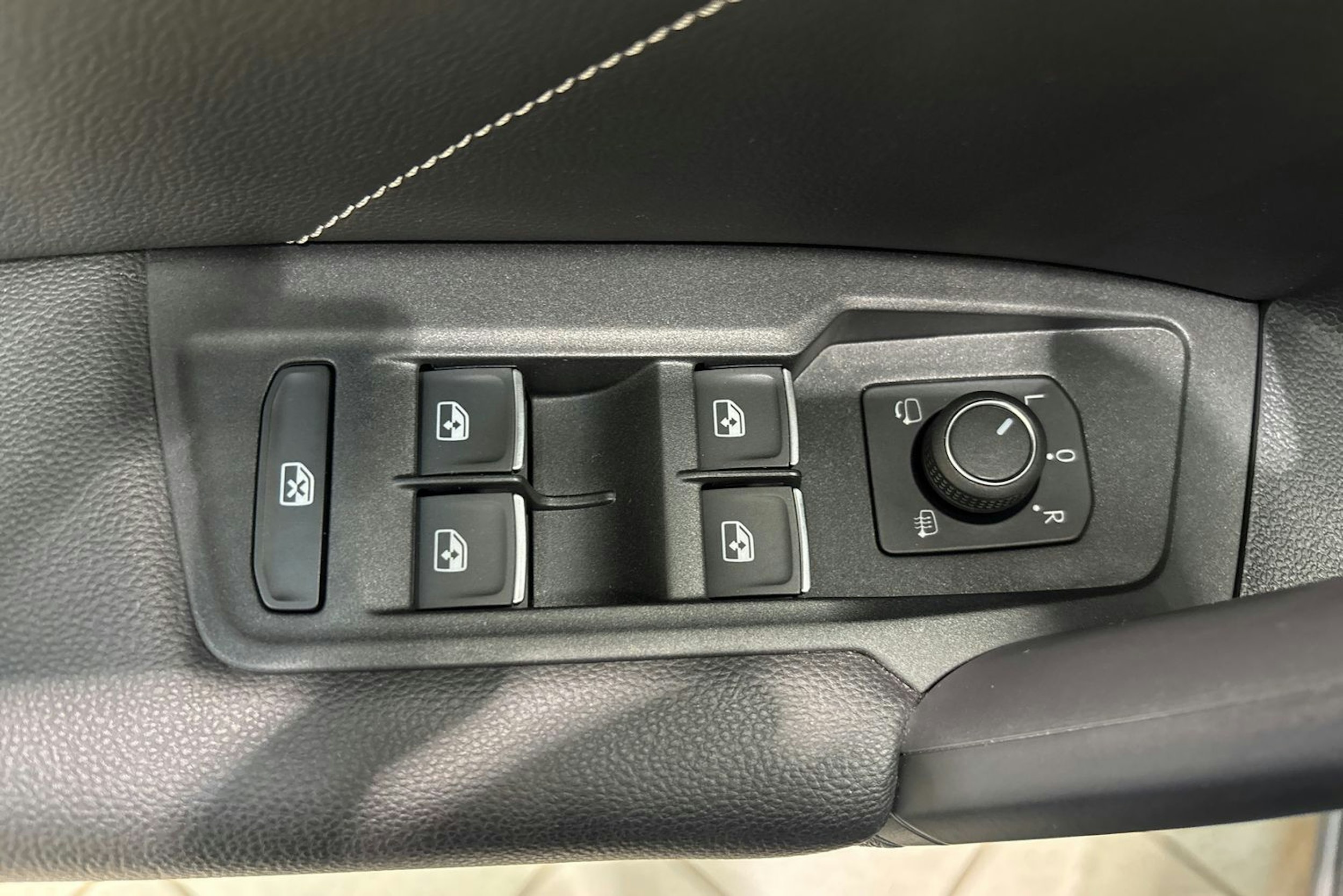 Sininen Volkswagen Tiguan 2022 kuva 16.