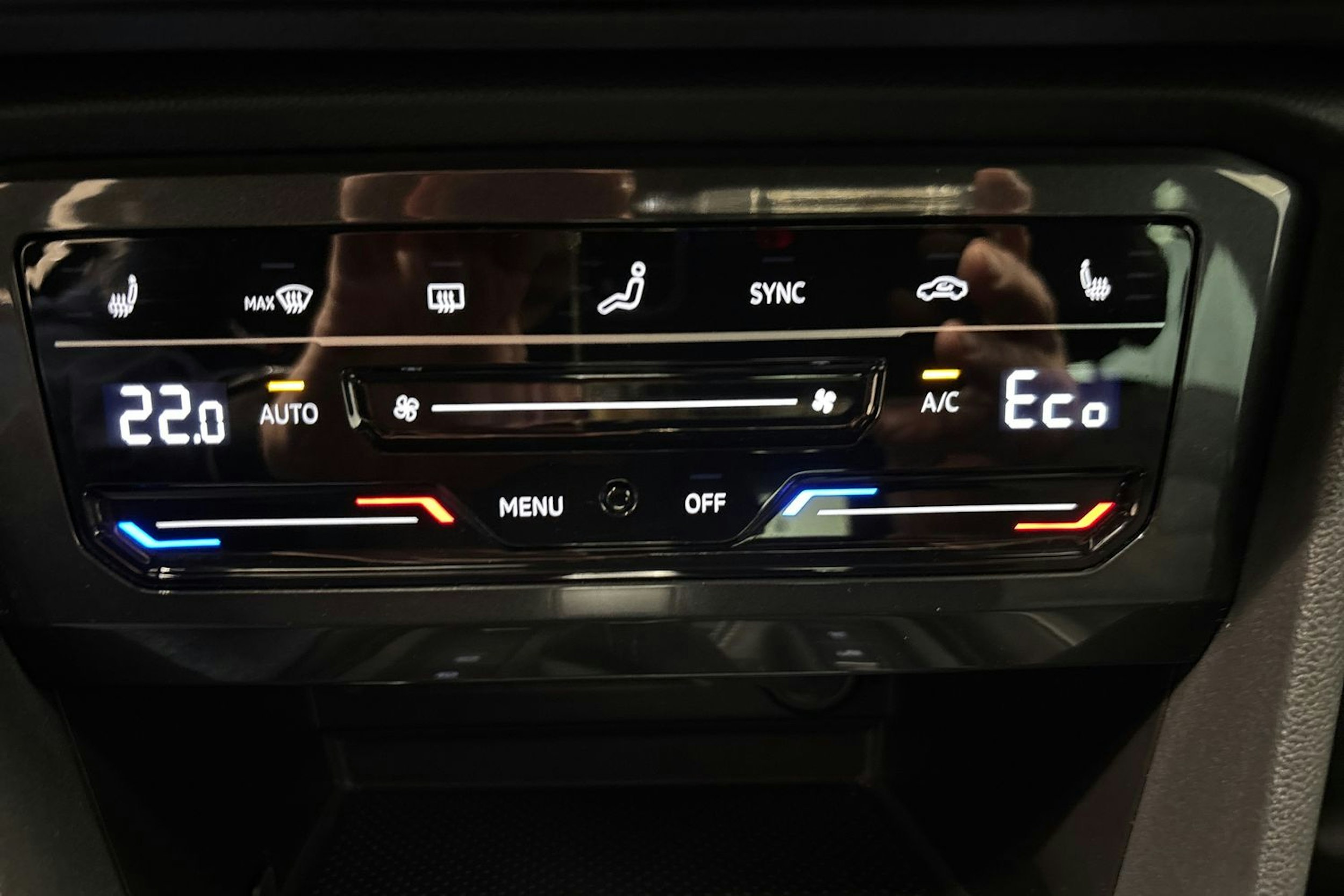 Sininen Volkswagen Tiguan 2022 kuva 20.