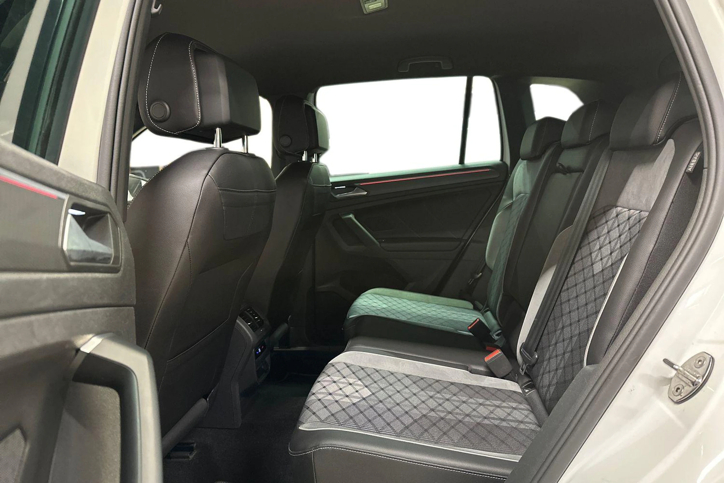 valkoinen Volkswagen Tiguan 2022 kuva 8.