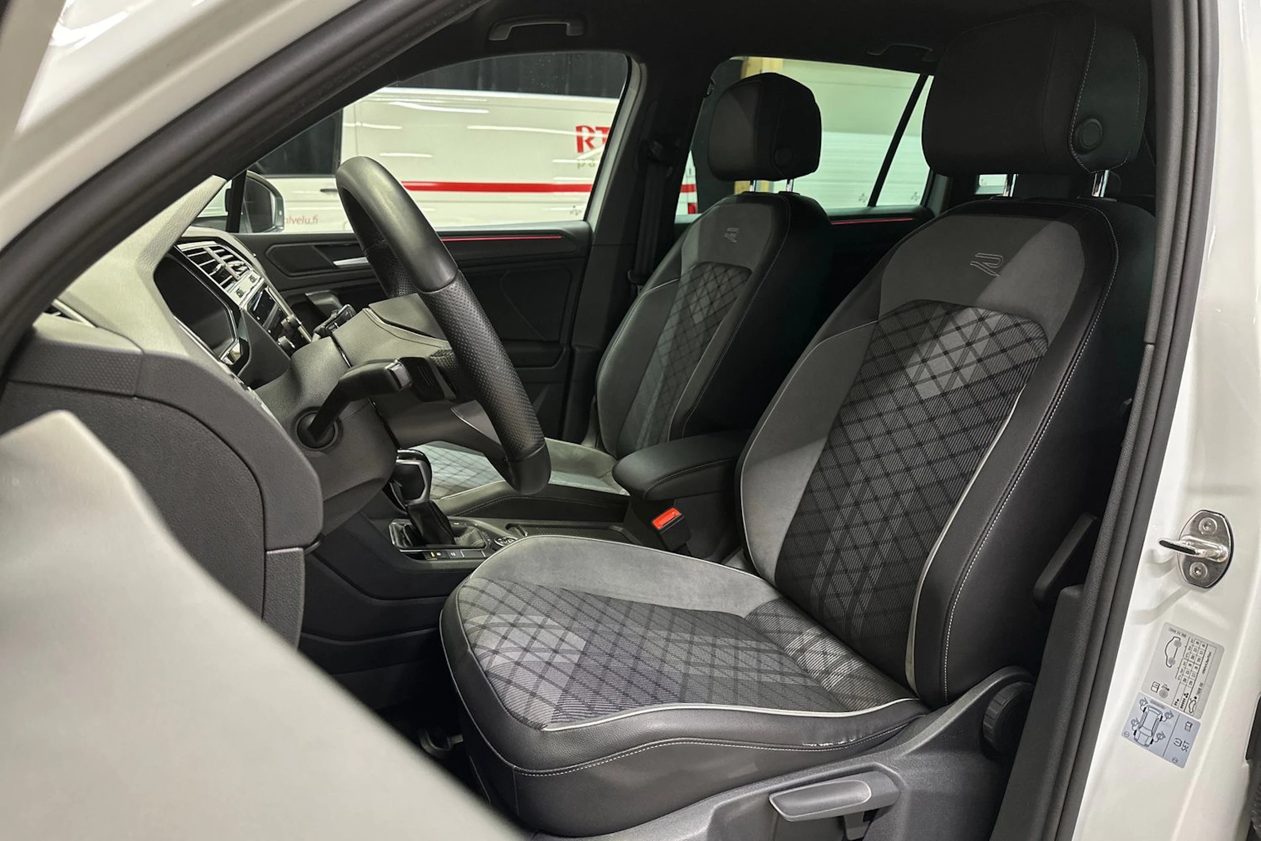 valkoinen Volkswagen Tiguan 2022 kuva 12.
