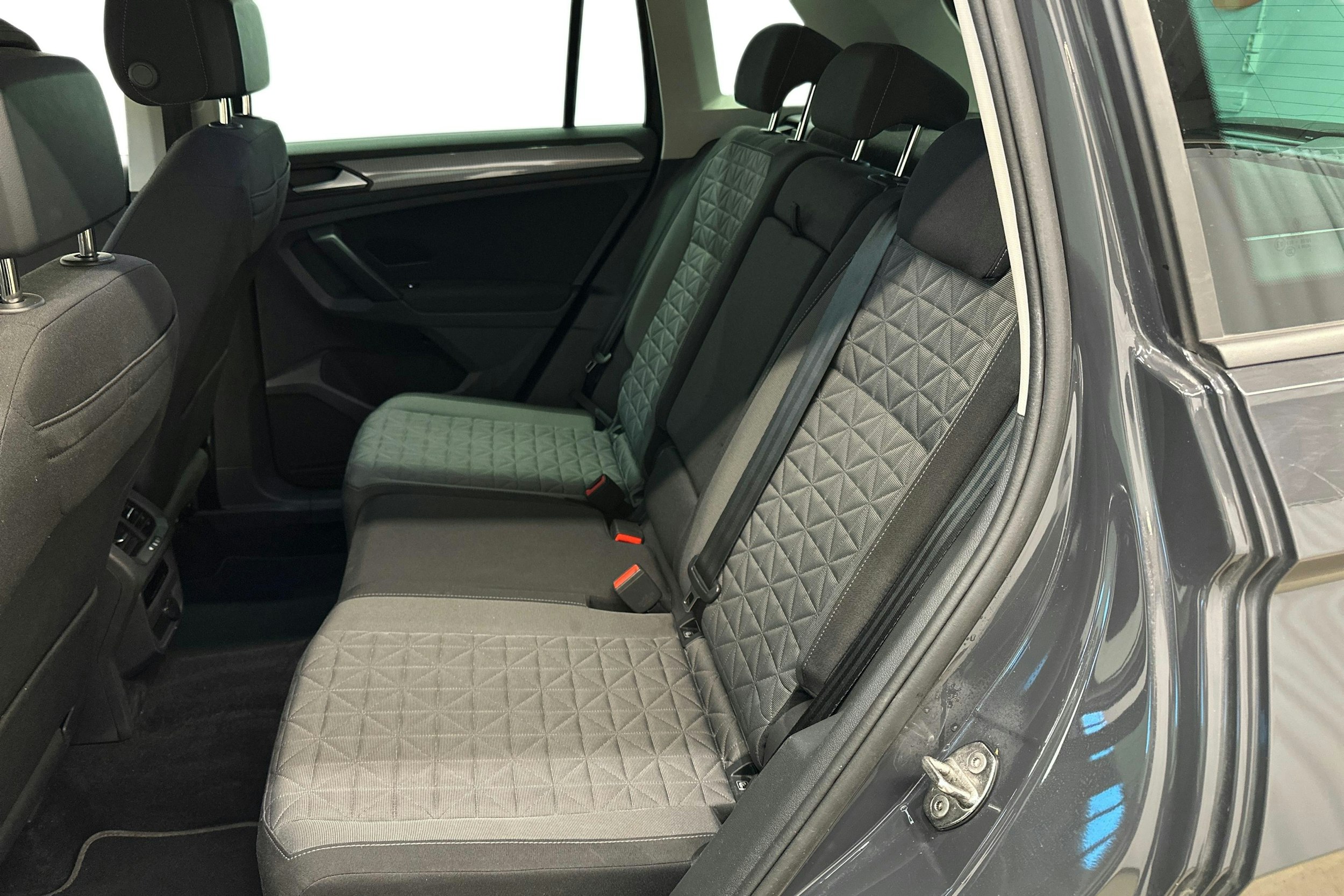 harmaa Volkswagen Tiguan 2022 kuva 10.